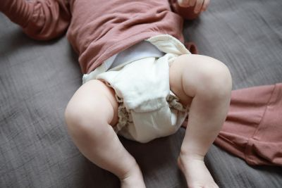 Ein Baby trägt eine Stoffwindel und einen Baby Body geeignet für Stoffwindeln . Geeignet für Babybekleidung oder Windelprodukte.
Geschenke und Erstausstattung für Babys.