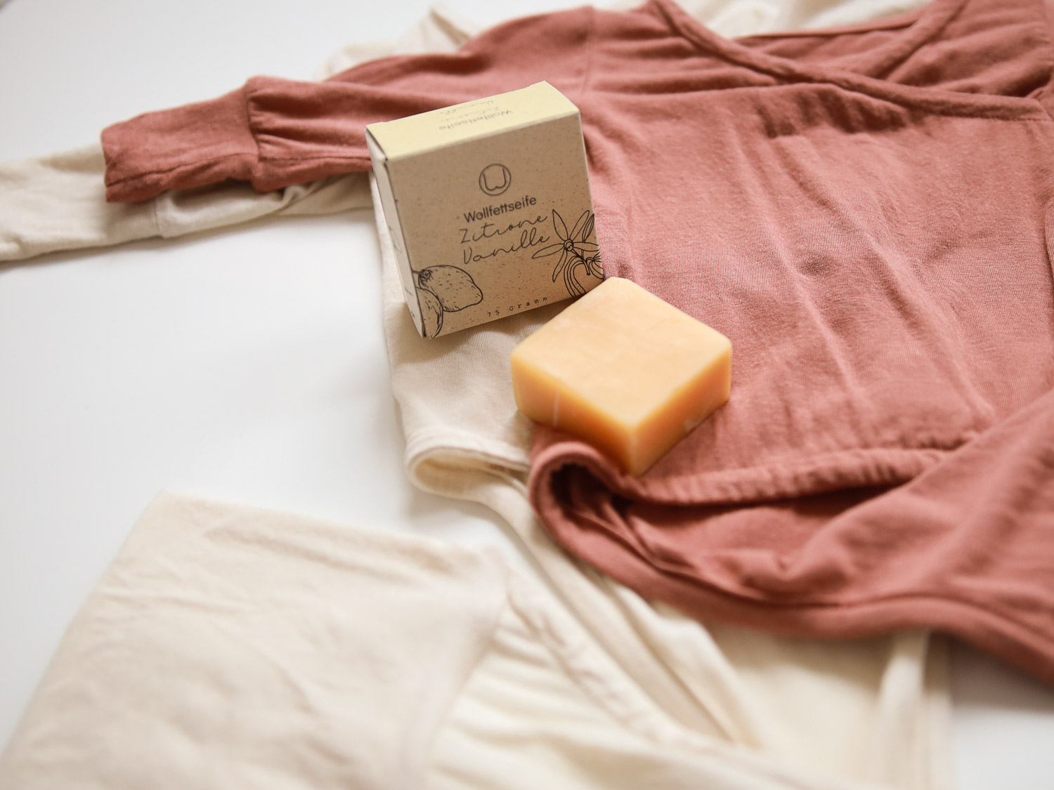 Ein Stück Seife auf einem Baby Body ohne Knöpfe, das perfekte Baby Geschenk und Erstlingsausstattung für Babys.