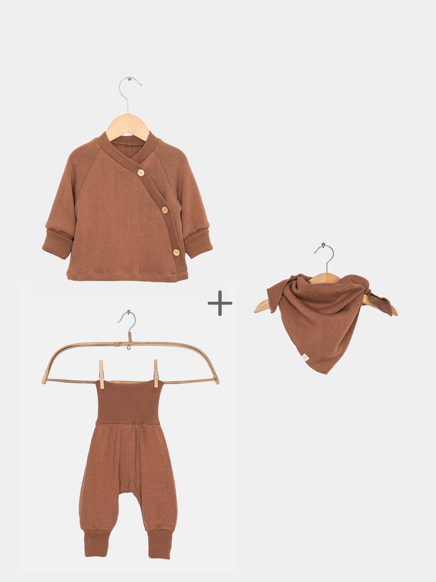 Baby Strick Set - Nougat, bestehend aus einem braunen Schlüttli mit Knöpfen und einem passenden Tuch. Perfekt für modische Babys. Perfekte Erstausstattung Baby