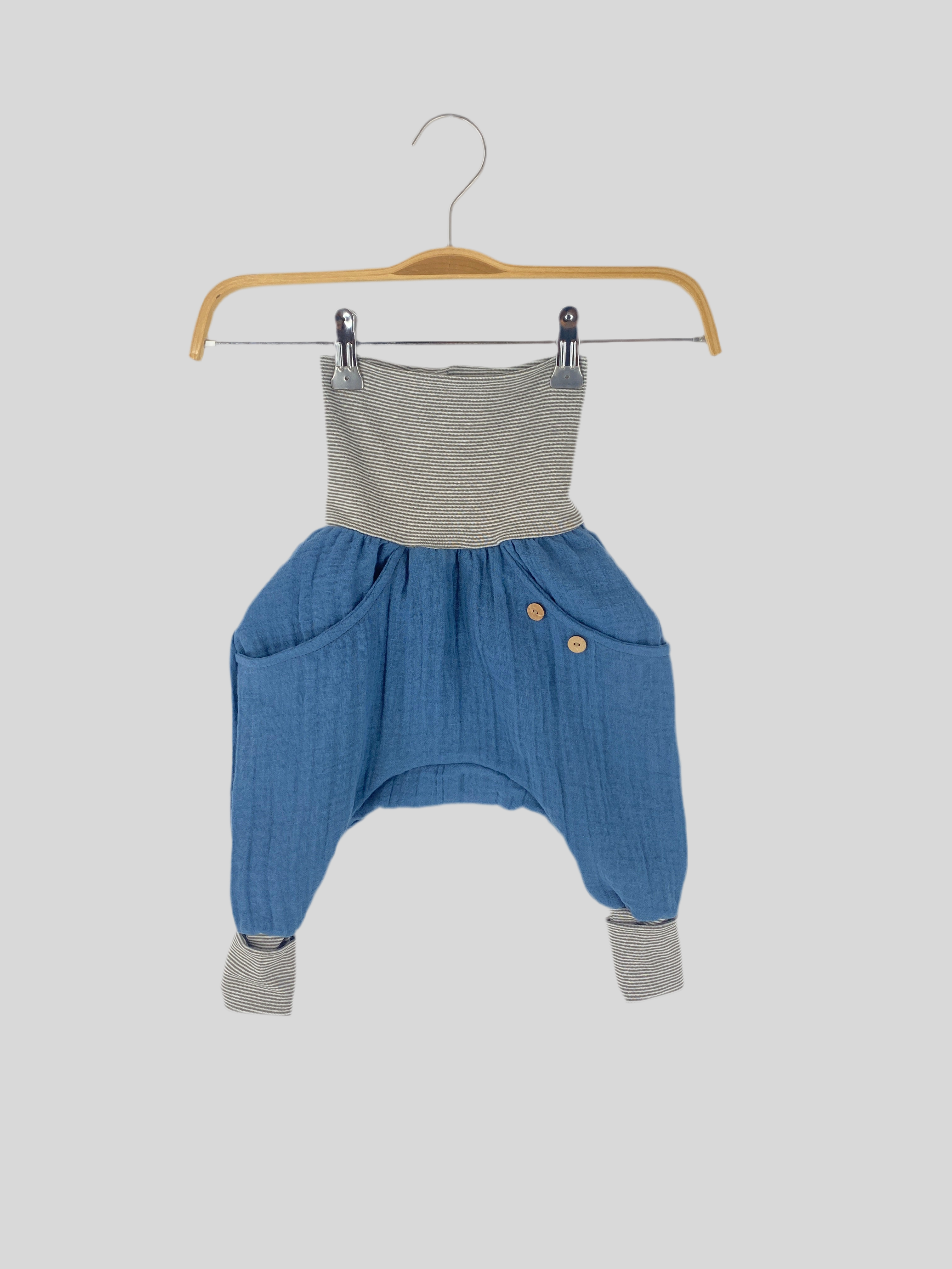 Knickerbocker Musselin Denim Gr. 1Y, neu, präsentiert sich mit einem weichen Musselin-Stoff, ideal für Kleinkinder, mit einem modischen und bequemen Schnitt. Perfekt für den täglichen Gebrauch.