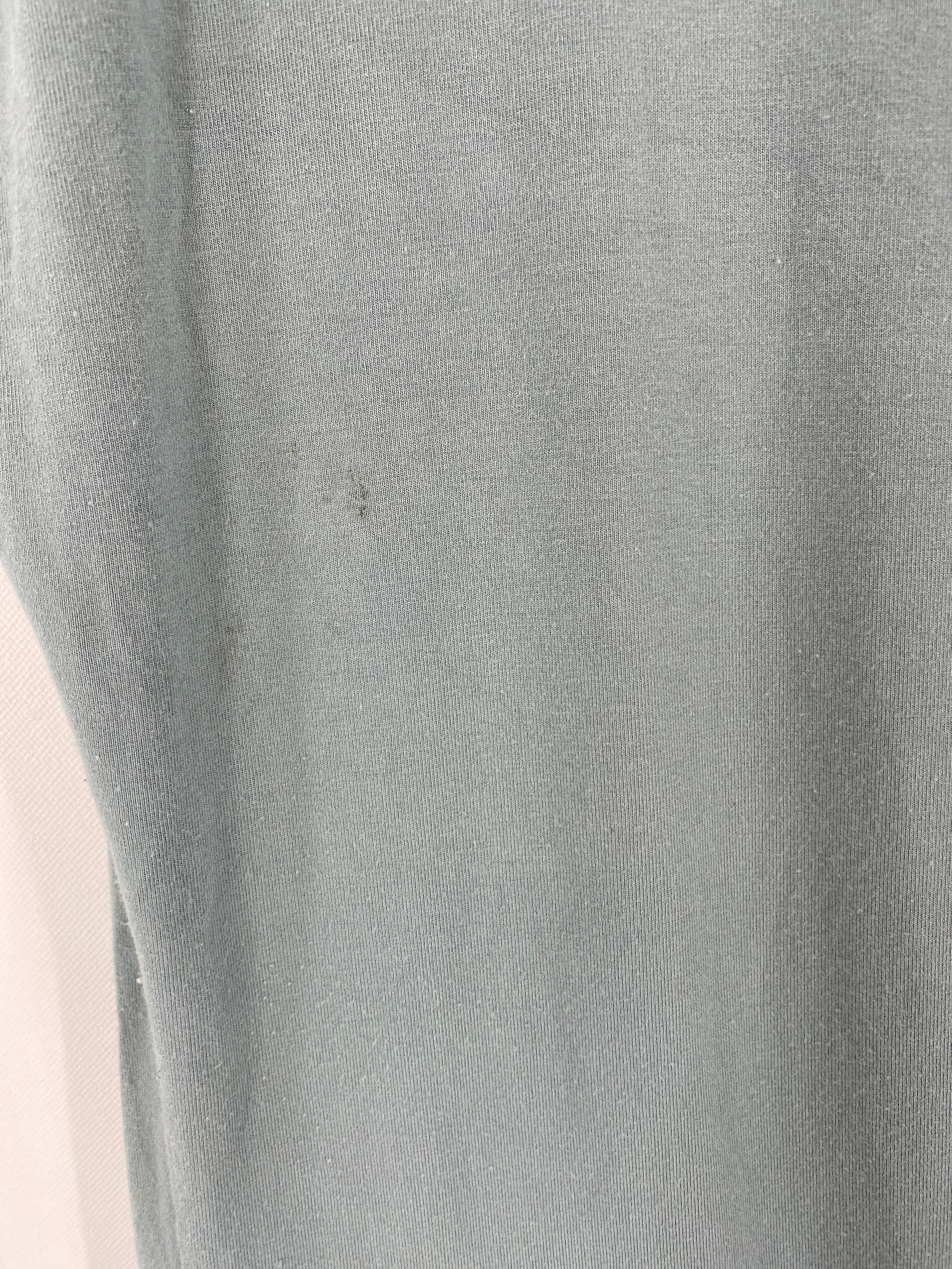 Nahaufnahme des Kopie Kleid Bio-Jersey, helles Blau, Gr S: feine Rippstrickstruktur, sichtbarer Ärmelrand links, einige kleine Flecken vorne, lockere Naht am Halsausschnitt.