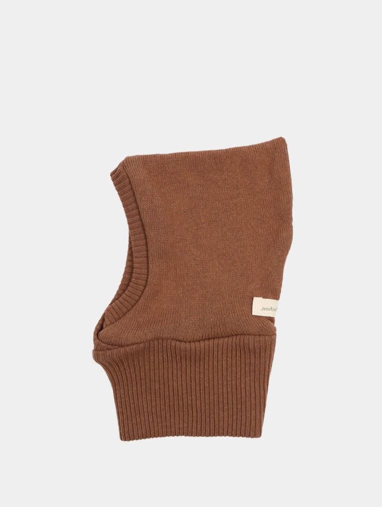 Schlupfmütze Strick Nougat Gr 6M-2Y: Braune, gestrickte Balaklava-Mütze mit geripptem Bündchen unten und kleinem Stoffetikett an der Seite, ideal für den Winter, passend für Kleinkinder von 6 Monaten bis 2 Jahren.