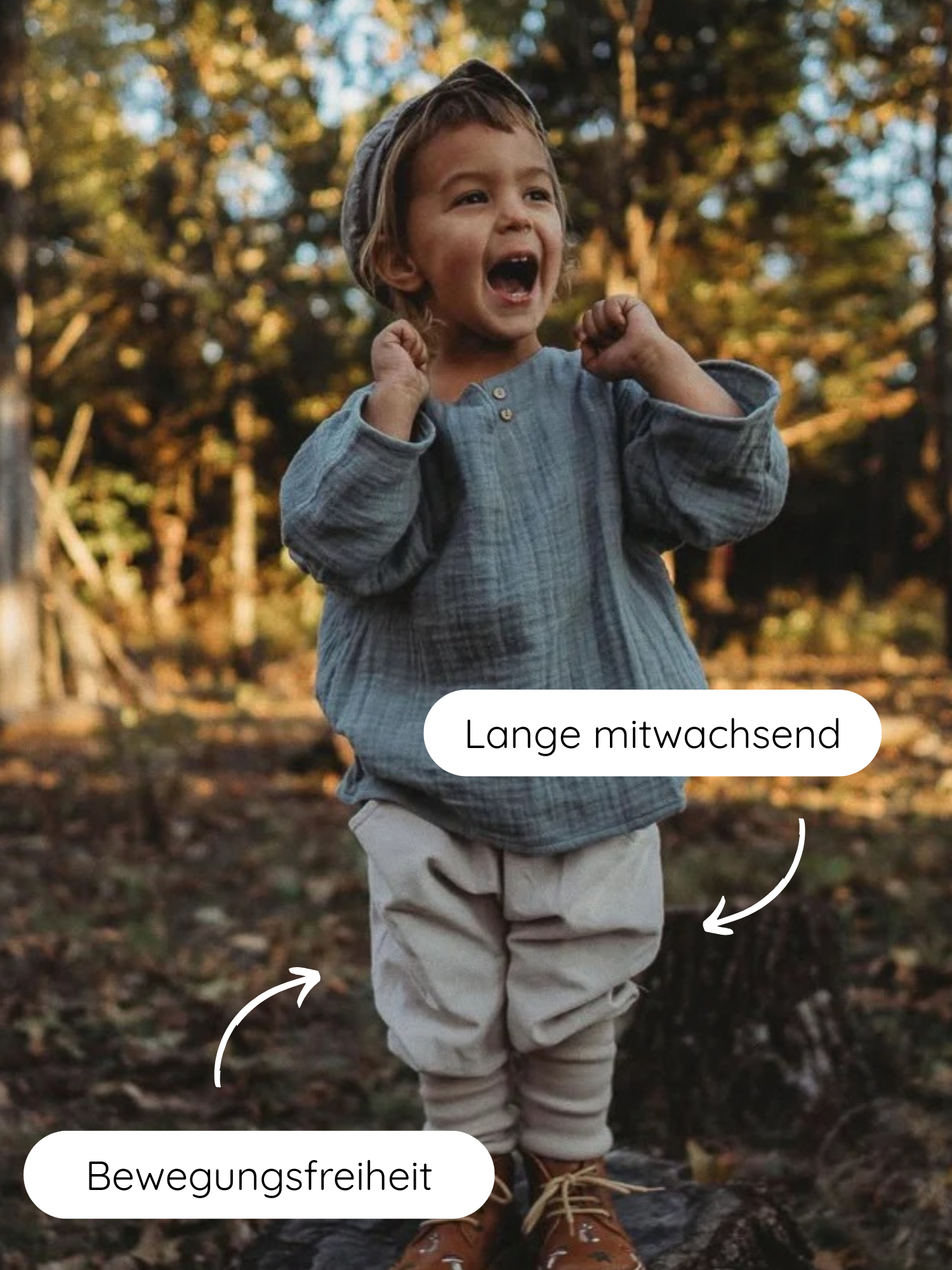 Kleinkind trägt Knickerbocker Feincord - Sand, steht auf Baumstumpf im Wald. Die beige Hose ist locker geschnitten, bietet Bewegungsfreiheit und wächst mit. Ideal für aktive Entdecker:innen.