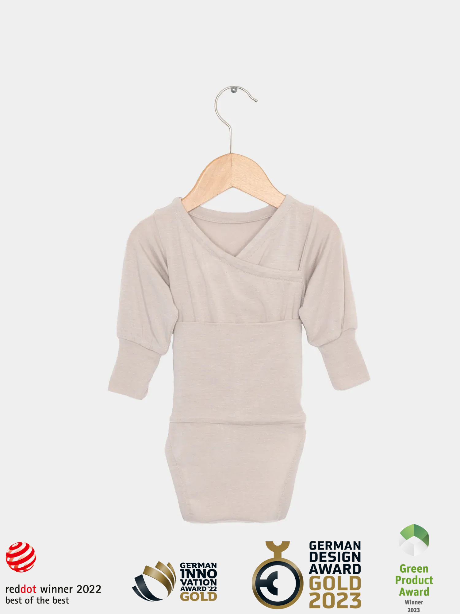Loopbody Kaschmir-Mix - Sand: Langärmeliger, neutral-beiger Wickelbody für Babys, hängend an einem Holzkleiderbügel, ausgezeichnet mit mehreren Design- und Innovationspreisen, ideal für Komfort und Bewegungsfreiheit.