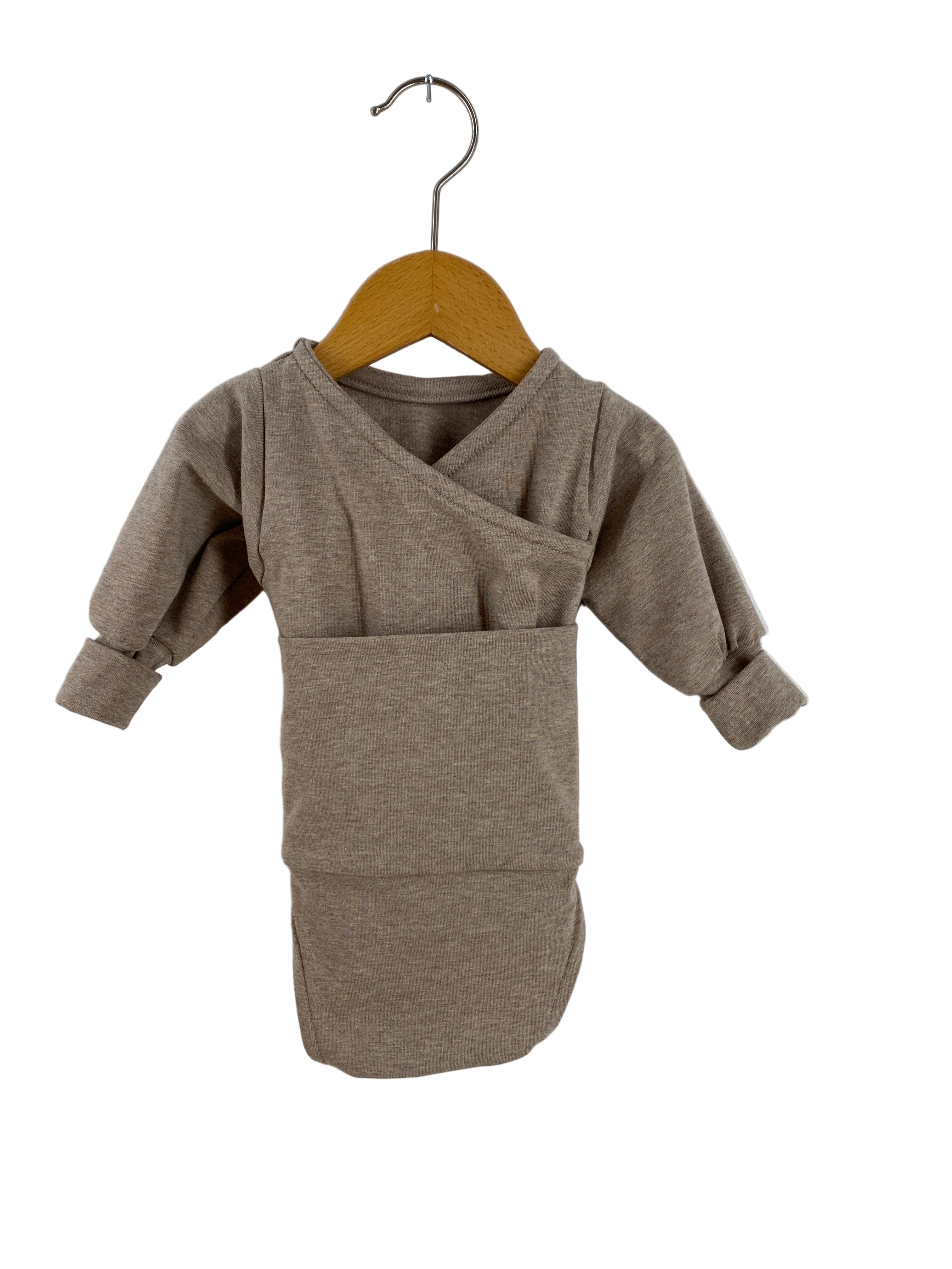 Ein langer Kimono-Schlafanzug für Babys, Titel Kopie Loopbody Feinstrick-Jersey Hafer meliert Gr 0M, in neutralem Taupe, hängt an einem Holzkleiderbügel. Bündchen weniger elastisch. Zustand: neu.