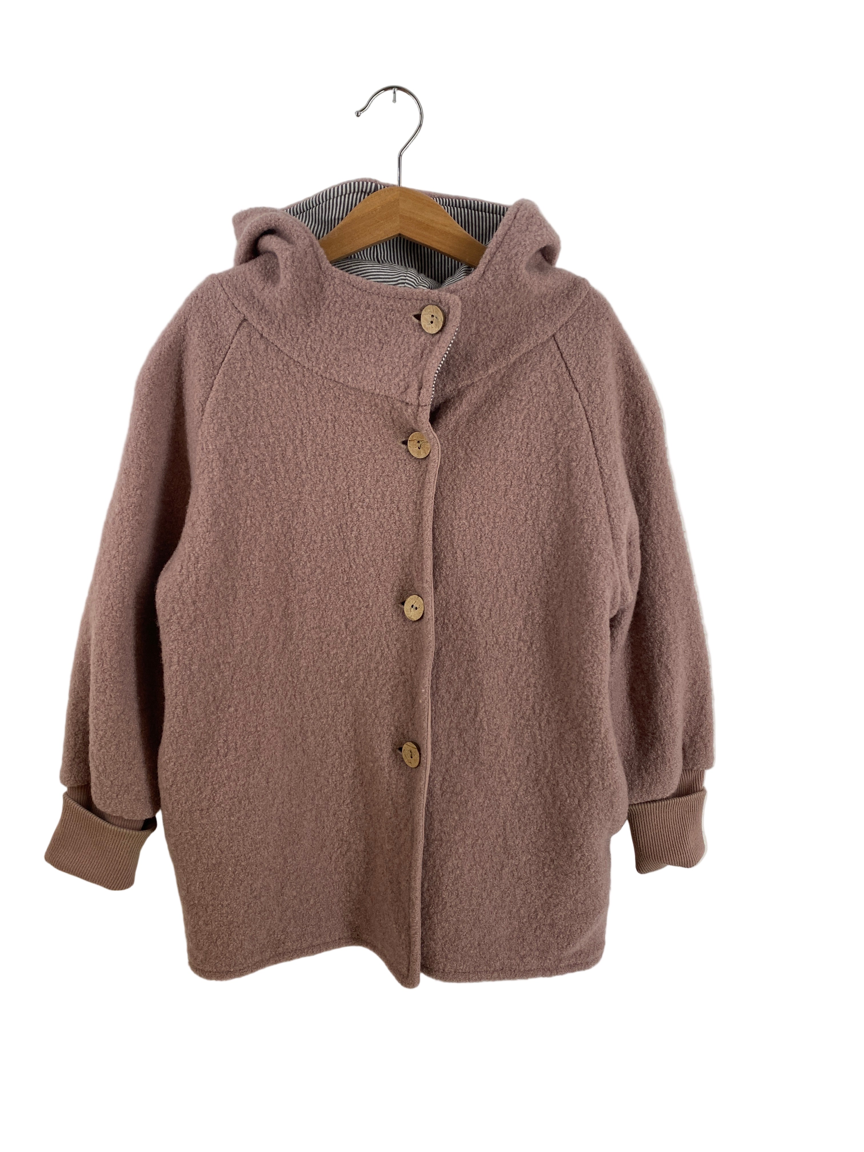 Wichteljacke Wollwalk Rosé Gr 4/5Y: Locker geschnittene Kapuzenjacke aus Wollmischung mit Raglanärmeln, breiten Rippbündchen und Holzknöpfen, hängend auf einem Holzbügel vor weißem Hintergrund. Zustand: gut.