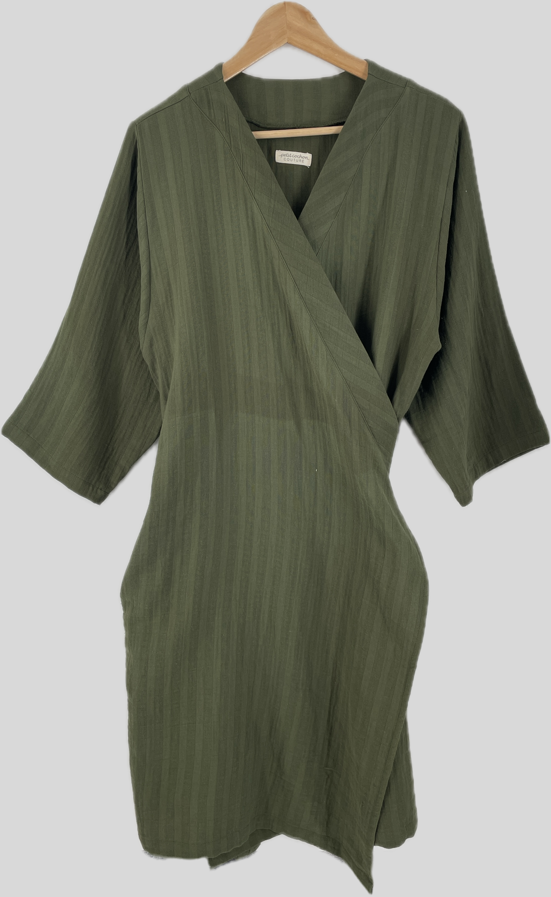 Frauen Wickelkleid Musselin Avocao Gr. S auf Holzkleiderbügel: knielang, V-Ausschnitt, dreiviertellange Ärmel, dezent gestreifter Stoff, leicht verfärbt vorne, mit Taschen, betont die Taille. Zustand: sehr gut.