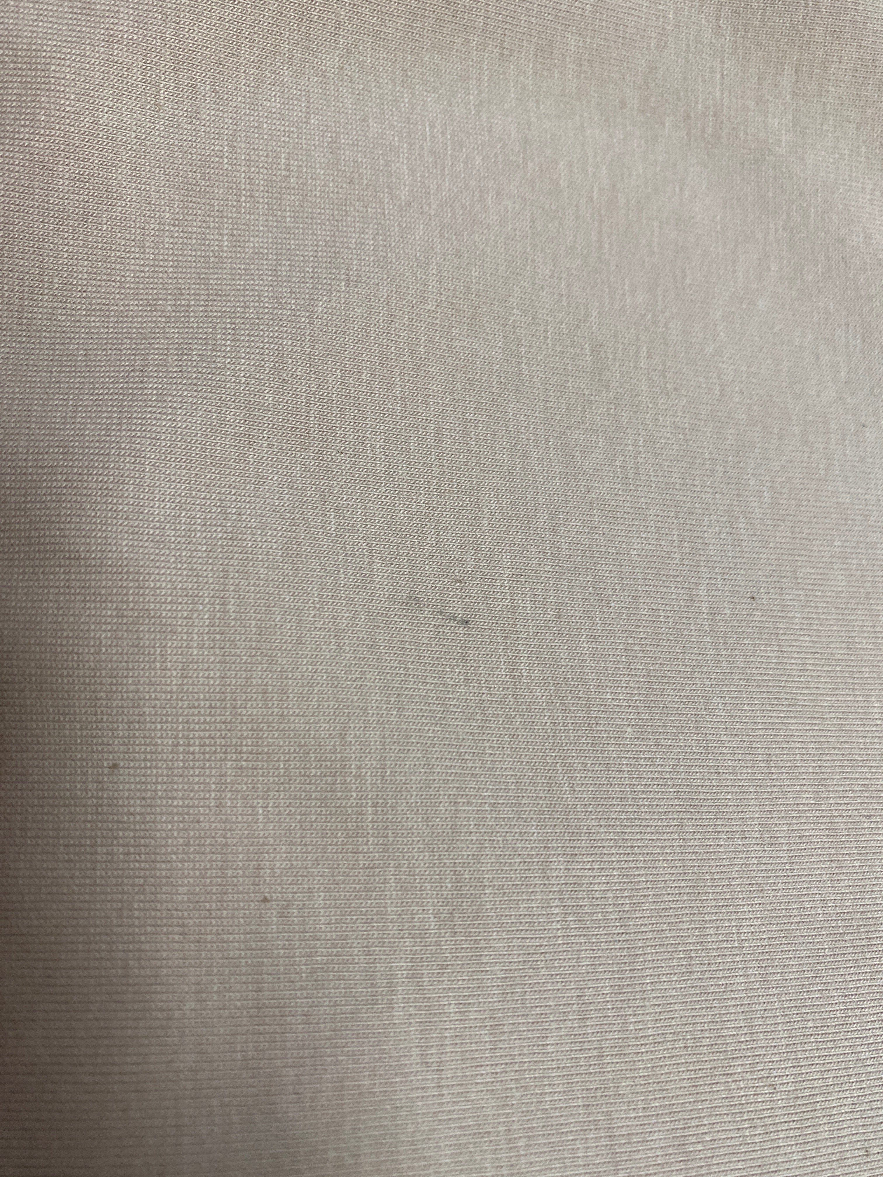 Nahaufnahme des Bleistiftrock Jersey Puder Gr. L mit leichtem grauen Fleck in der Mitte. Der Rock ist neu, weist jedoch zwei kleine Flecken auf der Rückseite auf.