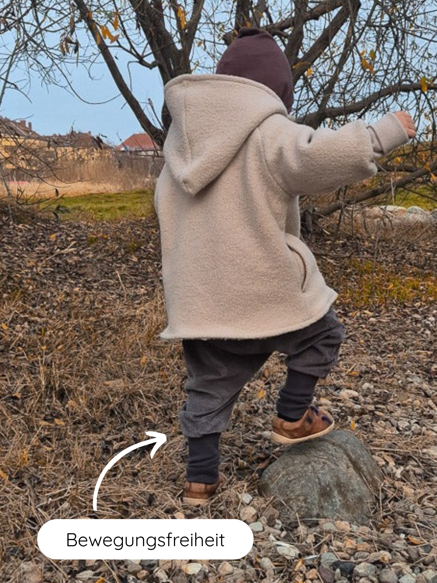 Ein Kind in Knickerbocker Breitcord Stretch - Maus, klettert draußen. Die Hose bietet Bewegungsfreiheit, ideal für kleine Entdecker:innen. Perfekt für kühlere Tage, handgefertigt in Berlin.