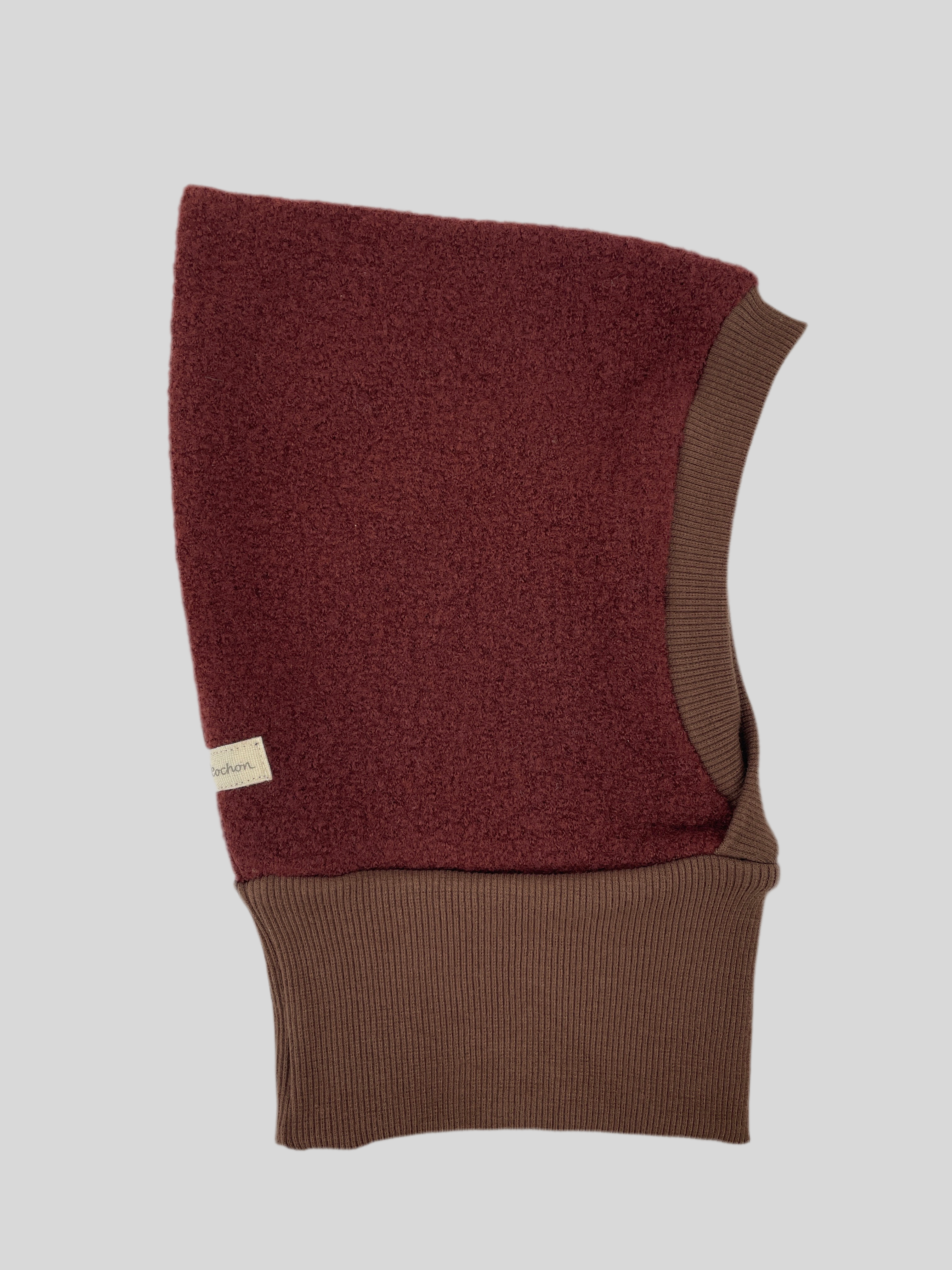 Schlupfmütze Wollwalk Burgund Schoko Gr. 6M aus burgundfarbenem Bouclé-Stoff mit braun geripptem Strickbesatz um das Gesicht und den Hals. Kleines Stoffetikett an der Seite. Zustand: neu.