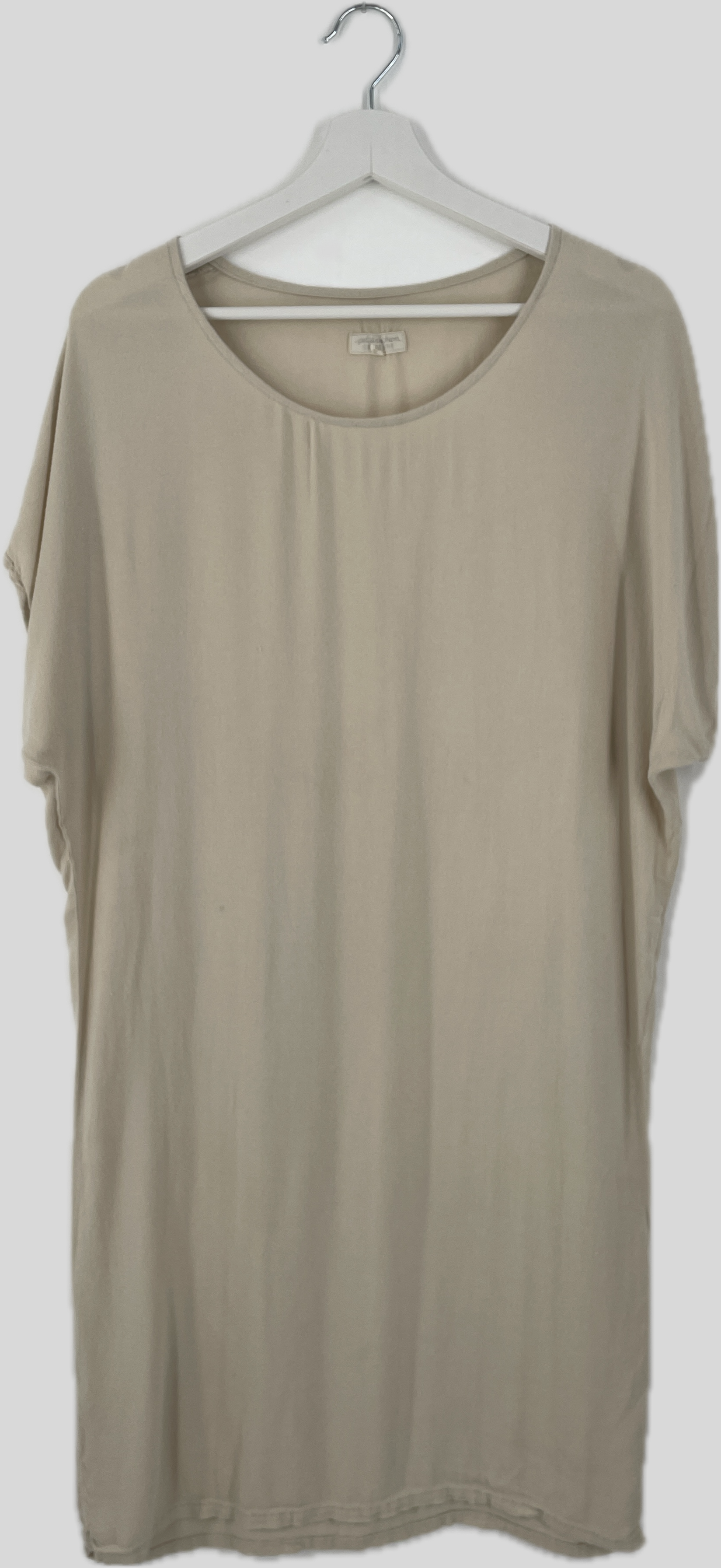 Frauen Kleid Crepe Sand Gr. S: Ein locker sitzendes, kurzärmeliges Tunika-Shirt, das an einem weißen Holzbügel hängt. Zustand: sehr gut, mit einem sehr kleinen Fleck vorne.