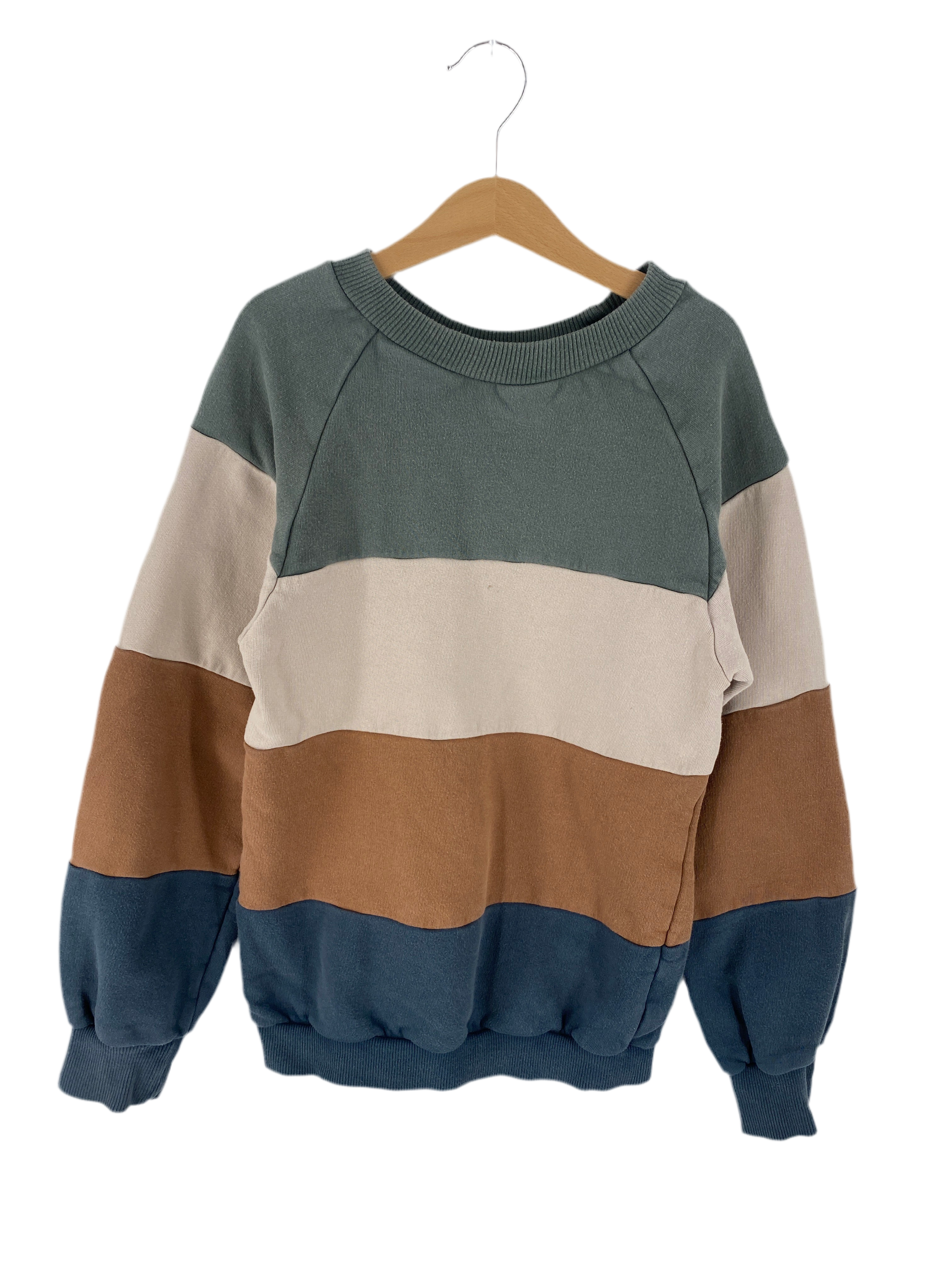 Streifenpulli Bio Sweat Taube/Marine Gr 8/9: Langarm mit Rundhals, breite Farbstreifen in Grün, Beige, Braun, Blau; auf Holzkleiderbügel, kleiner Fleck vorne sichtbar. Zustand: gut.