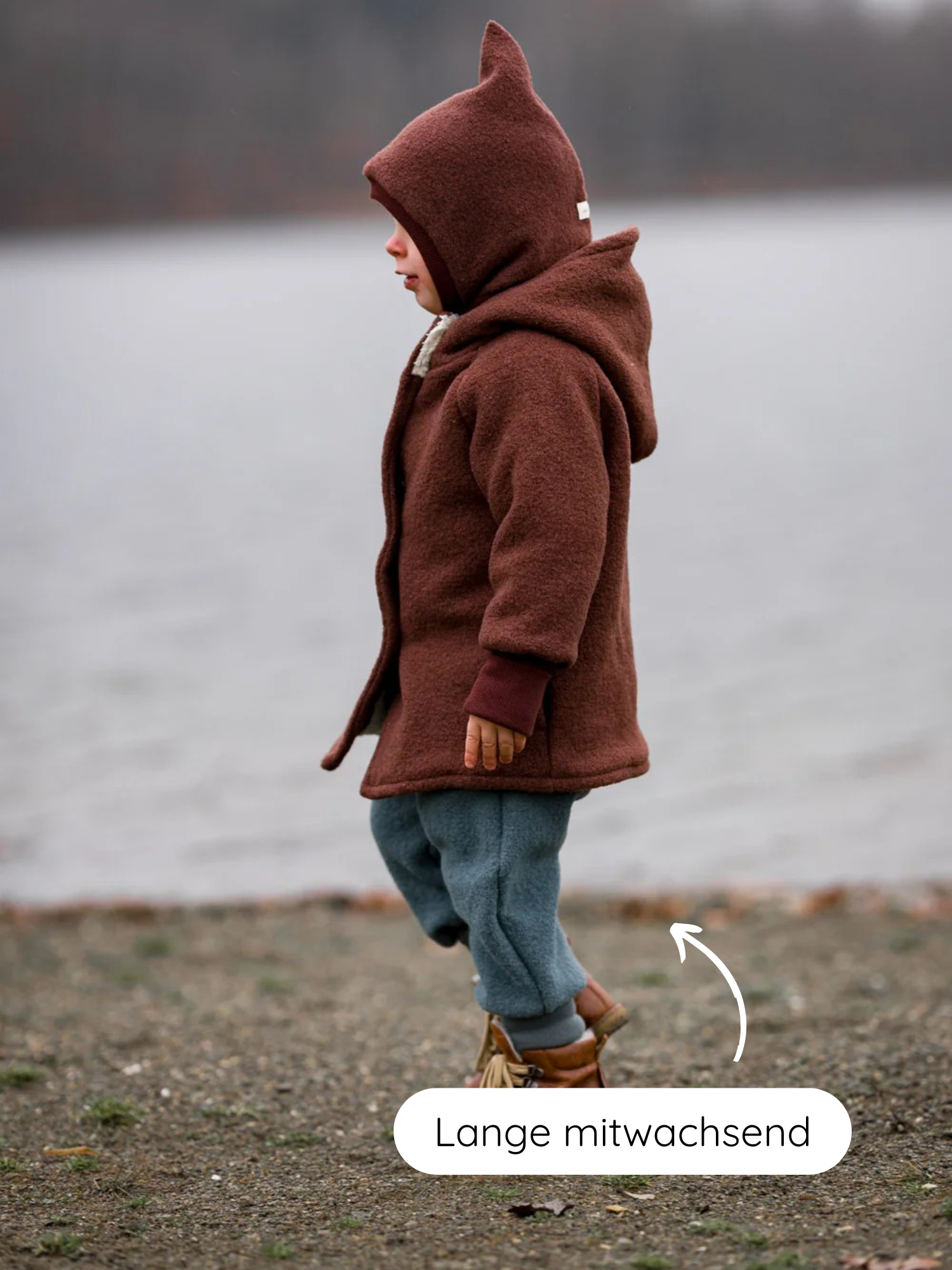 Kleinkind am Seeufer in Wollwalk Knickerbocker - Taube, mit spitzen Kapuzenmantel und hochgekrempelten Bündchen, hervorgehoben durch Lange mitwachsend Pfeil auf Hosenbeine. Ideal für kaltes, nasses Wetter.