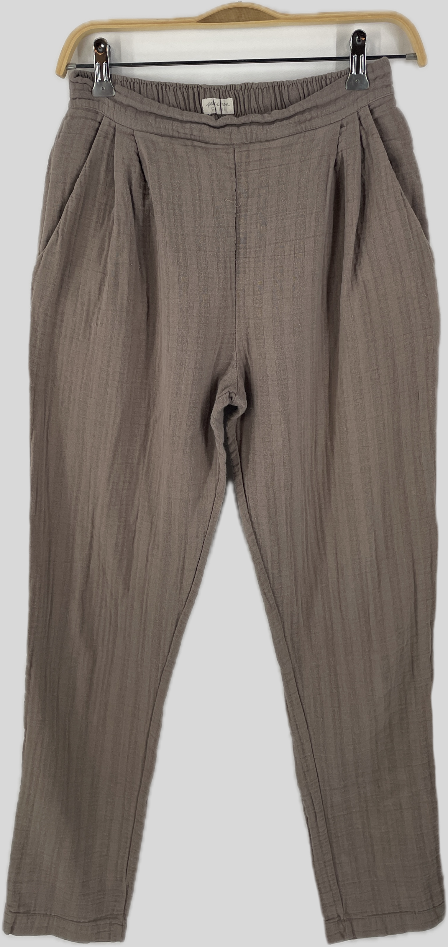 Frauen Bundfaltenhose Musselin Praline Gr. S aus taupe-braunem Baumwoll-Gaze. Hängend an einem Holzkleiderbügel, mit elastischem Bund, Hüftfalten und seitlichen Eingrifftaschen. Zustand: sehr gut, leichtes Pilling.