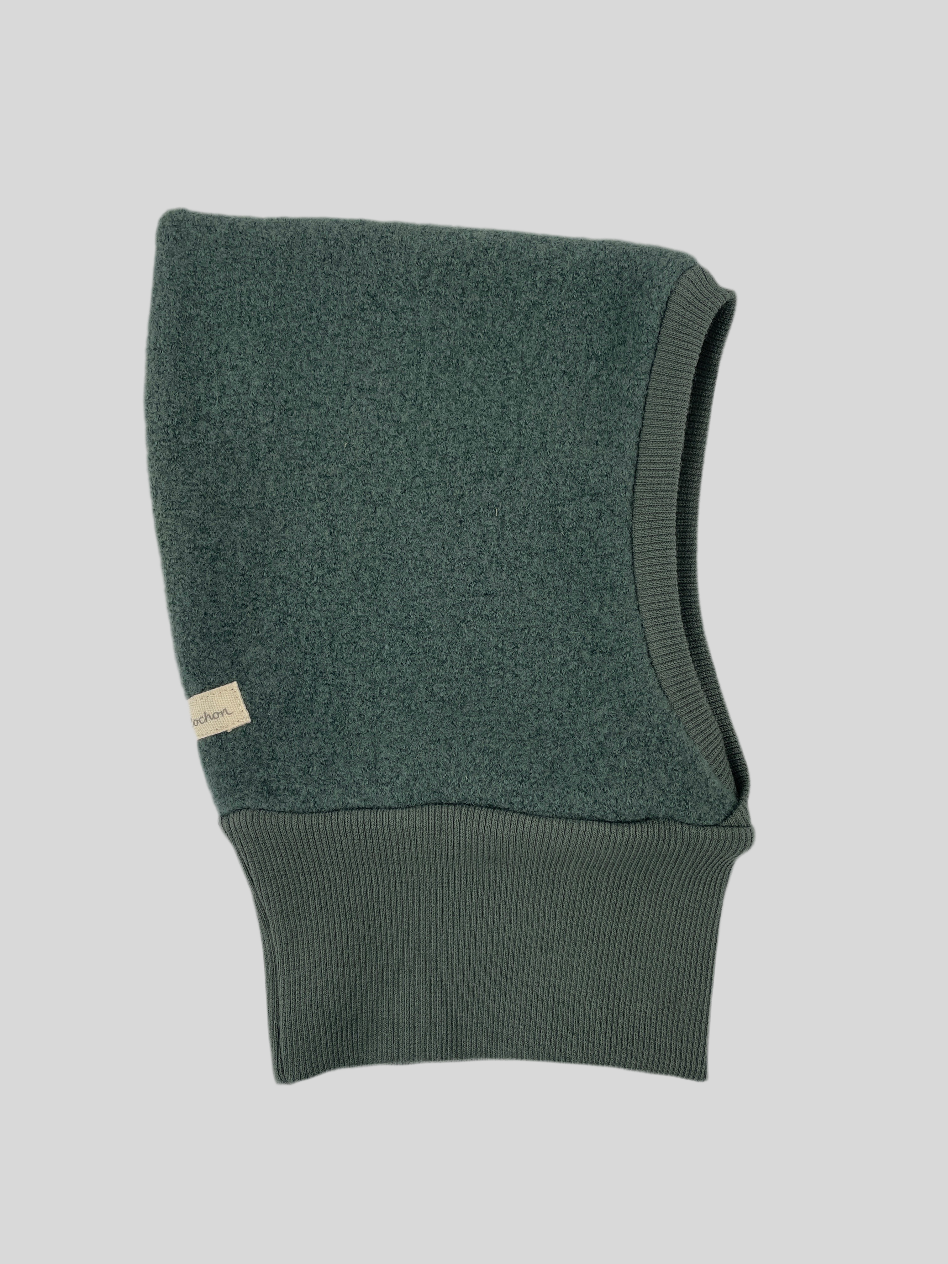 Schlupfmütze Wollwalk Taube Gr. 2Y: Dunkelgrüne Balaclava aus Wollwalk mit fleece-artigem oberen Bereich und geripptem Strickbund, seitlich mit kleinem Markentag versehen.