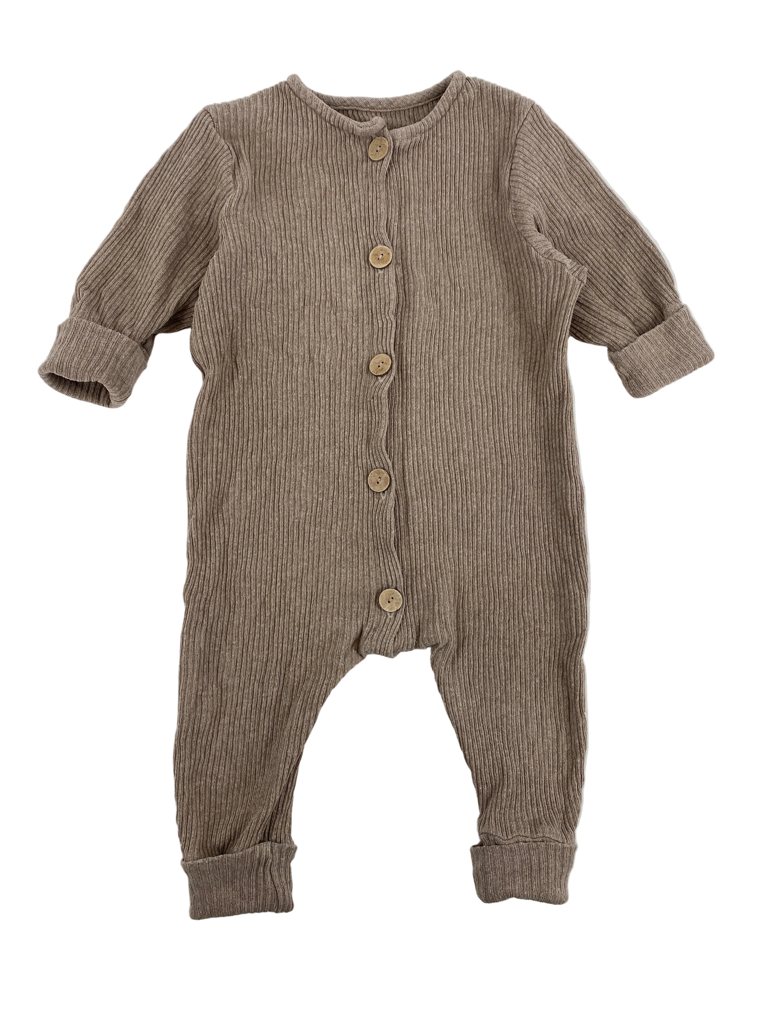 Minioverall Rippstrick Hafer Gr 0M: Langärmeliger, gerippter Strick-Babyoverall mit holzfarbenen Knöpfen und umgeschlagenen Ärmeln und Beinen, Zustand: sehr gut.