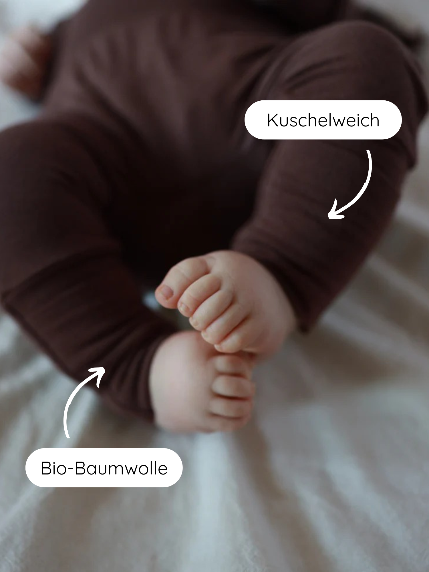 Babyknicker Bambusviskose Zartbitter zeigt Nahaufnahme von Babybeinen in weichem, atmungsaktivem Material aus Bambusviskose, hervorgehoben durch deutsche Labels “Kuschelweich” und “Bio-Baumwolle” für Weichheit und Nachhaltigkeit.