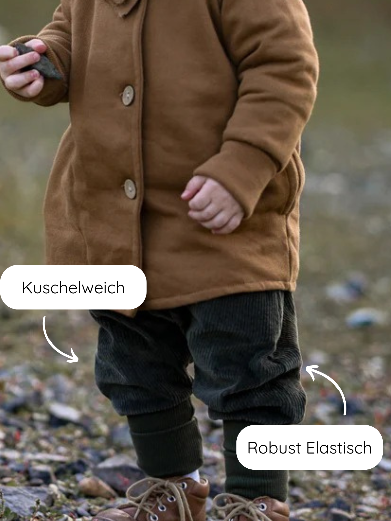 Ein Kleinkind trägt die Knickerbocker Breitcord - Kiwi mit elastischen Bündchen und robustem, weichem Cordstoff, ideal für aktive Kinder an kühleren Tagen. Hält einen kleinen Stein in der Hand.