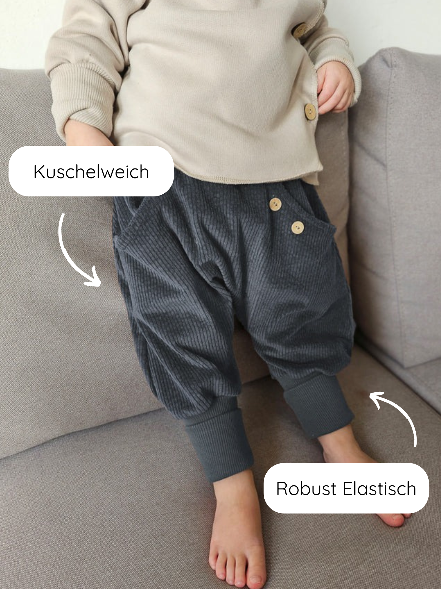 Kleinkind auf Sofa trägt Knickerbocker Breitcord - Jeansblau, mit kuschelweichem, robust elastischem Material, breiten elastischen Bündchen und Holzknöpfen. Ideal für Bewegungsfreiheit und ganzjährig tragbar.