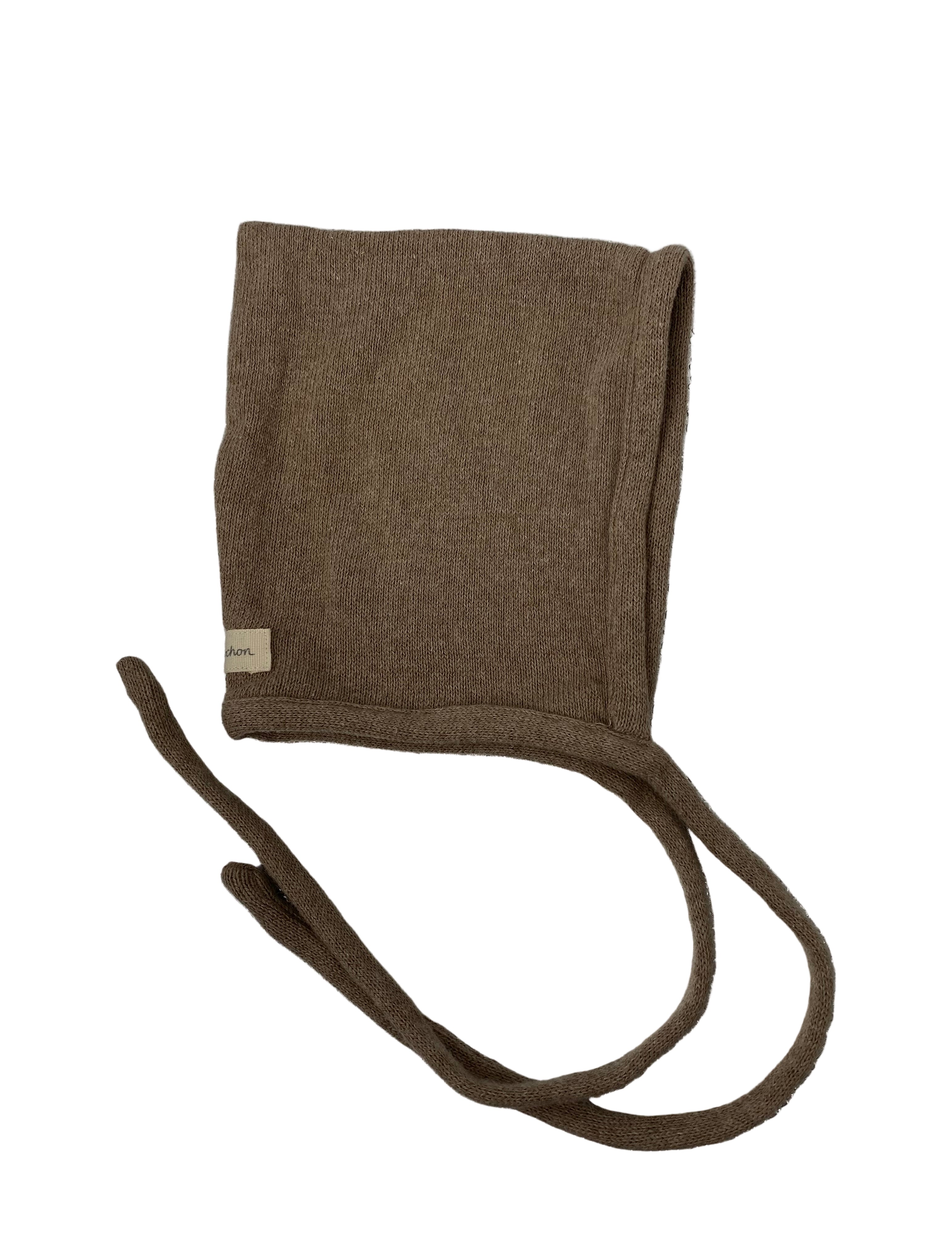 Kopie Zwergenmütze Strick Hafer Gr 2Y: Schlichte, braune Strickmütze mit quadratischer Krone und langen, schmalen Bändern zum Unterkinnbinden, flach liegend dargestellt. Zustand: sehr gut.