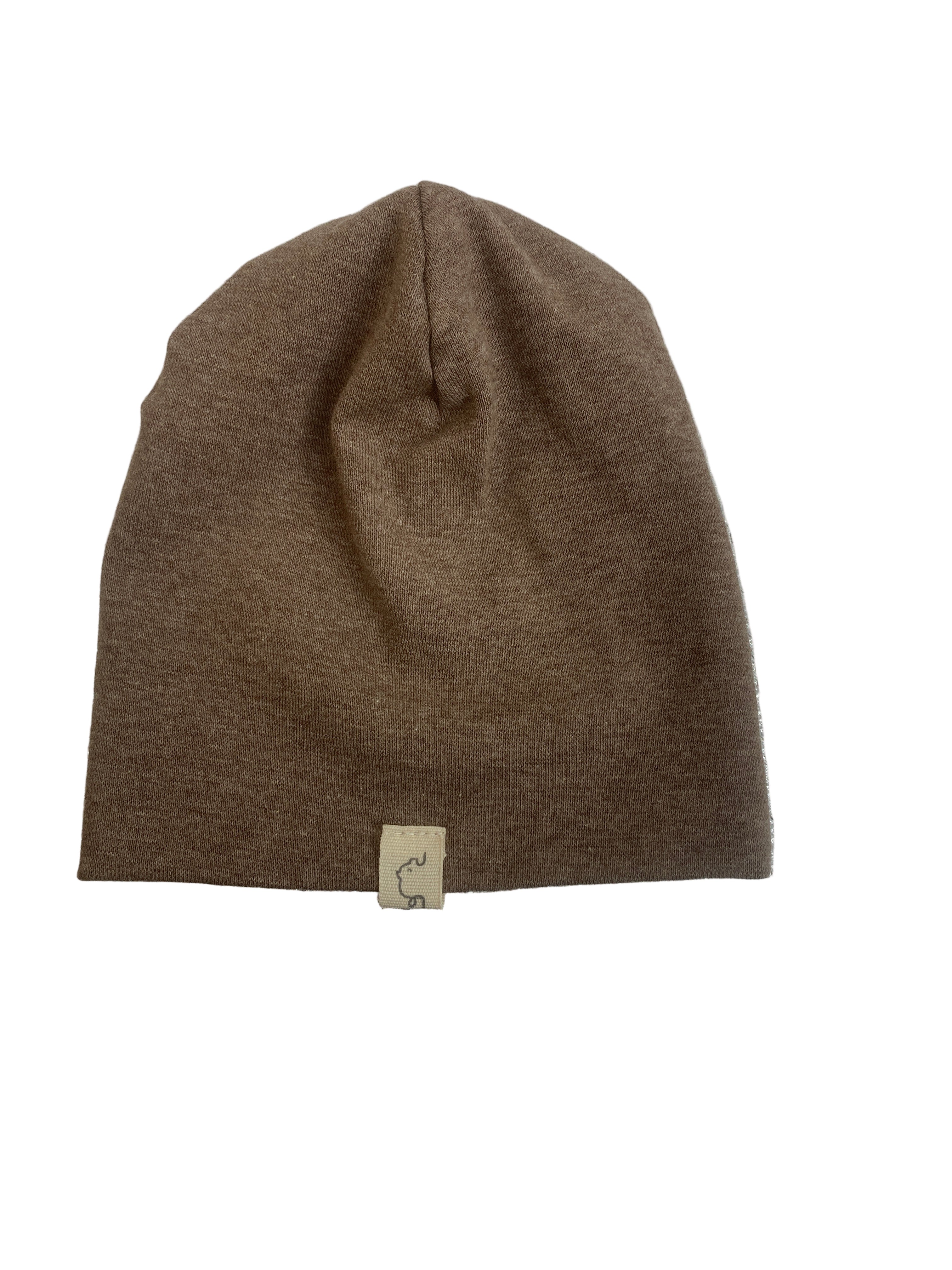 (Kopie) Beanie Feinstrick-Jersey Praline meliert Gr 0M-6M, flach liegend, mit kleinem gewebtem Etikett am unteren Rand, auf weißem Hintergrund. Ideal für Neugeborene, neu und stilvoll für kalte Tage.
