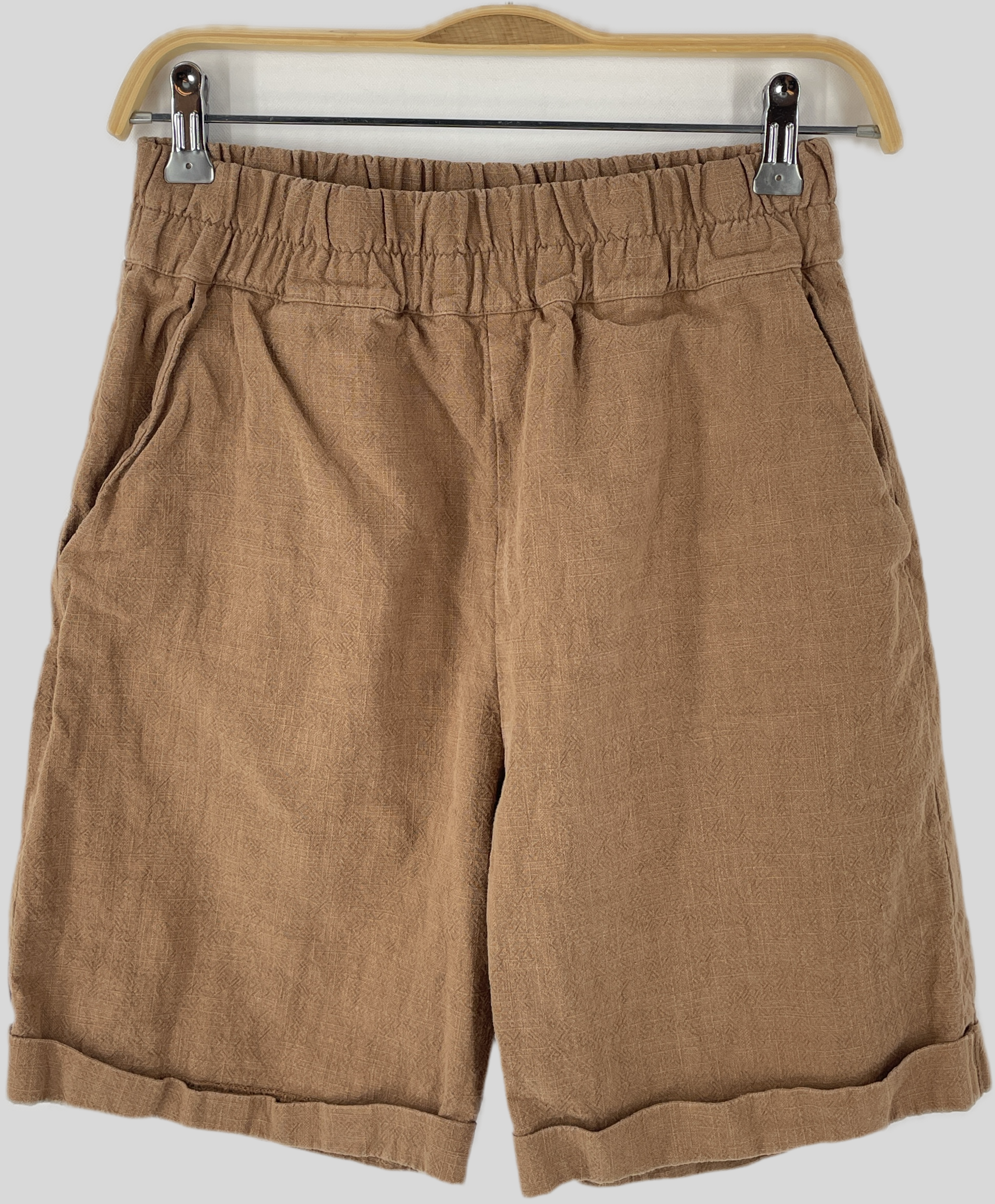 Frauen Shorts Leinen Weizen Gr. S, hellbraun, mit elastischem Bund, Seitentaschen und einfachem Saum, aus weicher, leicht strukturierter Baumwoll- oder Leinenmischung. Zustand: gut, Fleck hinten.