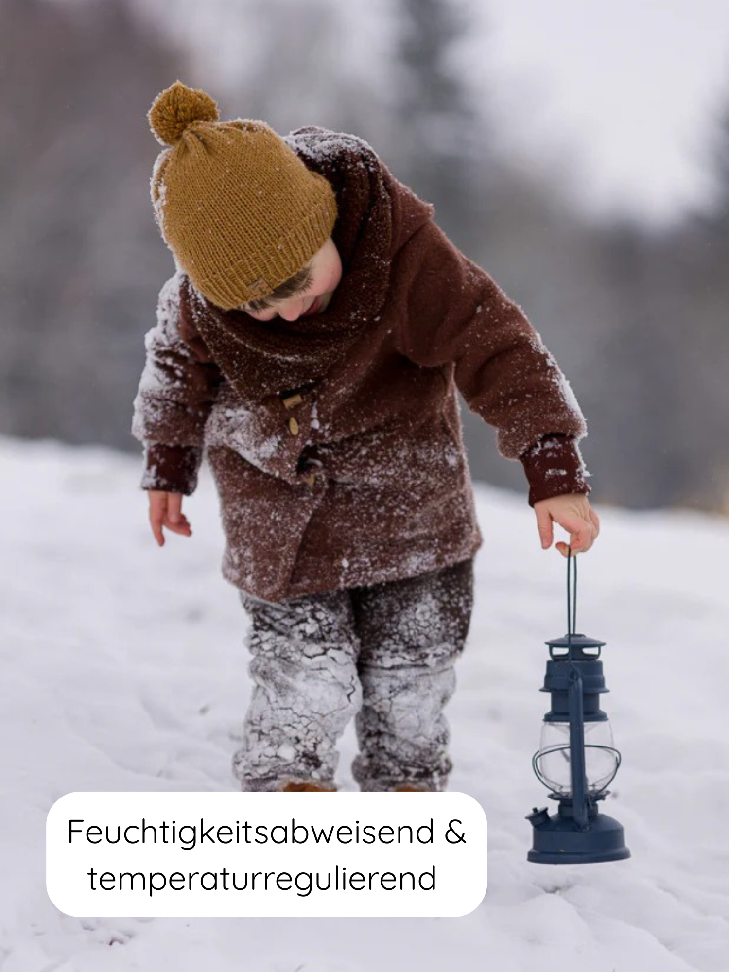 Kind in Winter Wichteljacke Wollwalk - Schoko, mit braunem Wollmantel und passendem Schal. Trägt eine Laterne im Schnee. Text: Feuchtigkeitsabweisend & temperaturregulierend für Wärme und Komfort.