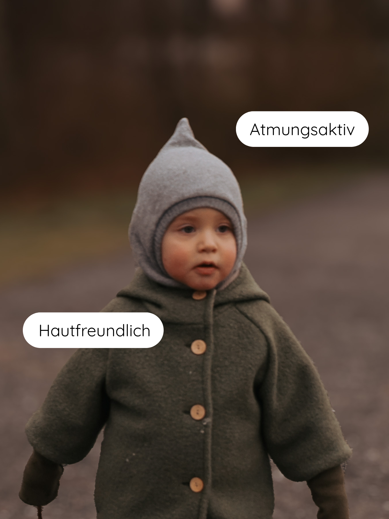 Ein Kleinkind trägt eine Schlupfmütze Strick - Maus: grau, spitz zulaufend, atmungsaktiv und hautfreundlich. Die Mütze schützt Kopf und Hals; aus recycelter Baumwolle, gefertigt in Berlin.