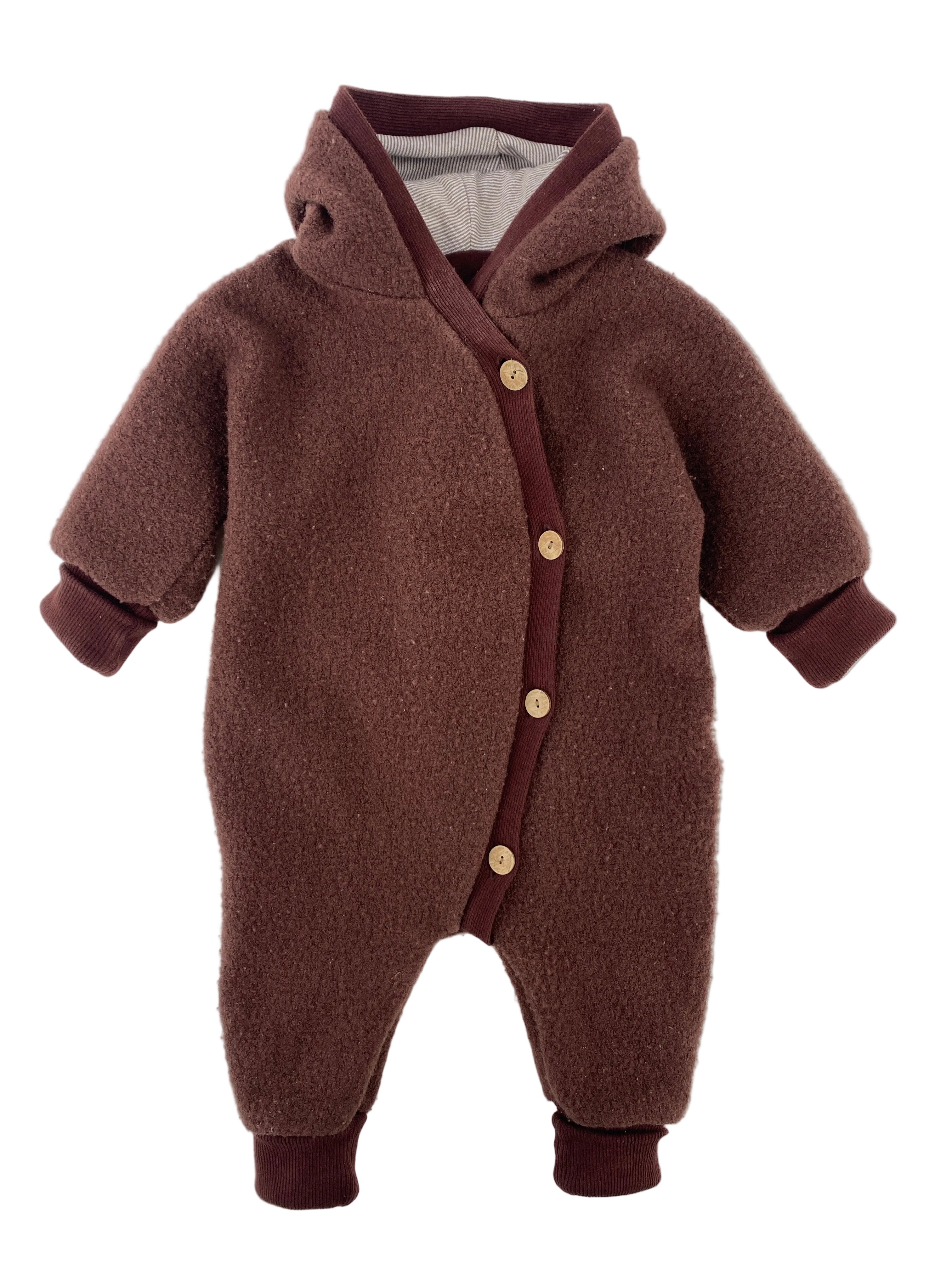 Kopie Kuschelanzug Wollwalk Schoko Gr 1Y, ein weicher, schokoladenbrauner Boucle-Fleece-Strampler mit Kapuze, Holzknöpfen und gerippten Bündchen; Zustand: gut, jedoch leicht fleckiges Hals-Bündchen.