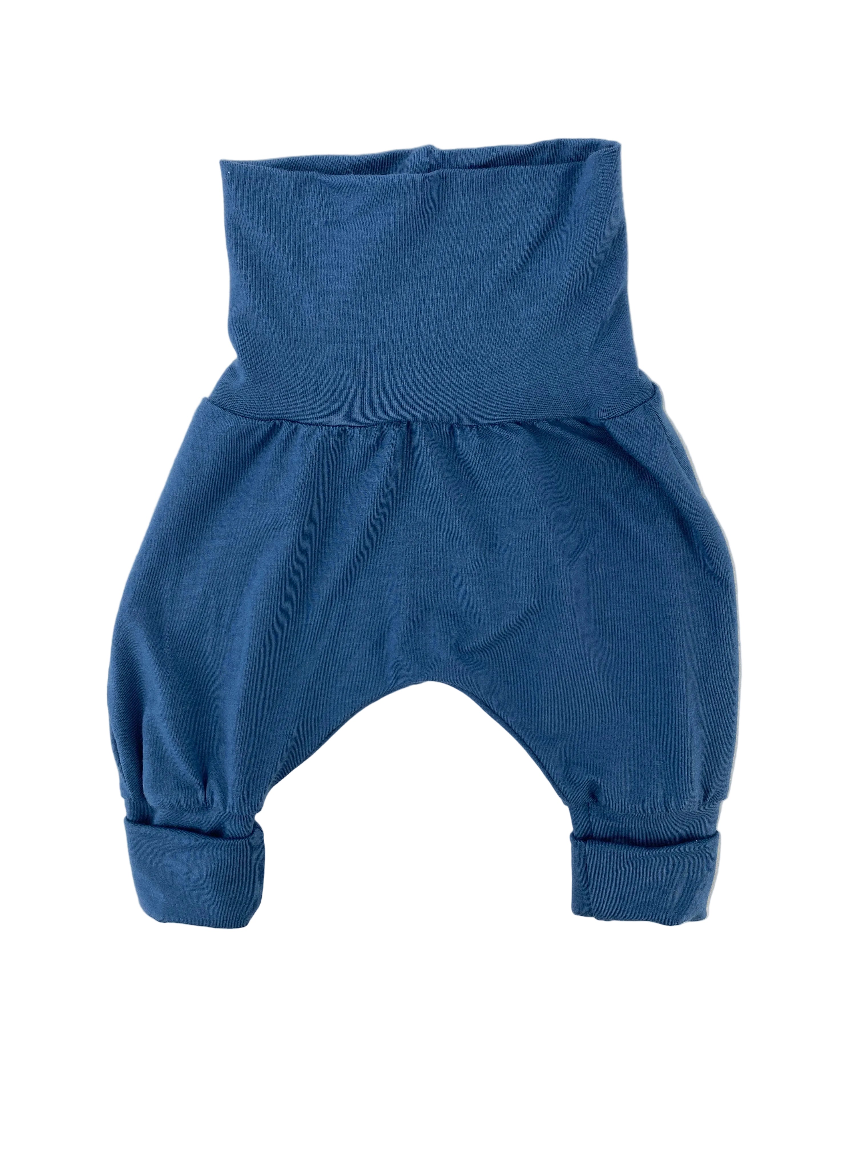 Kopie Babyknicker Tencel Blaubeere Gr 0M zeigt locker sitzende Haremshose aus einfarbigem Strickstoff mit breitem Umschlagbund und Bündchen an den Knöcheln. Zustand: neu.