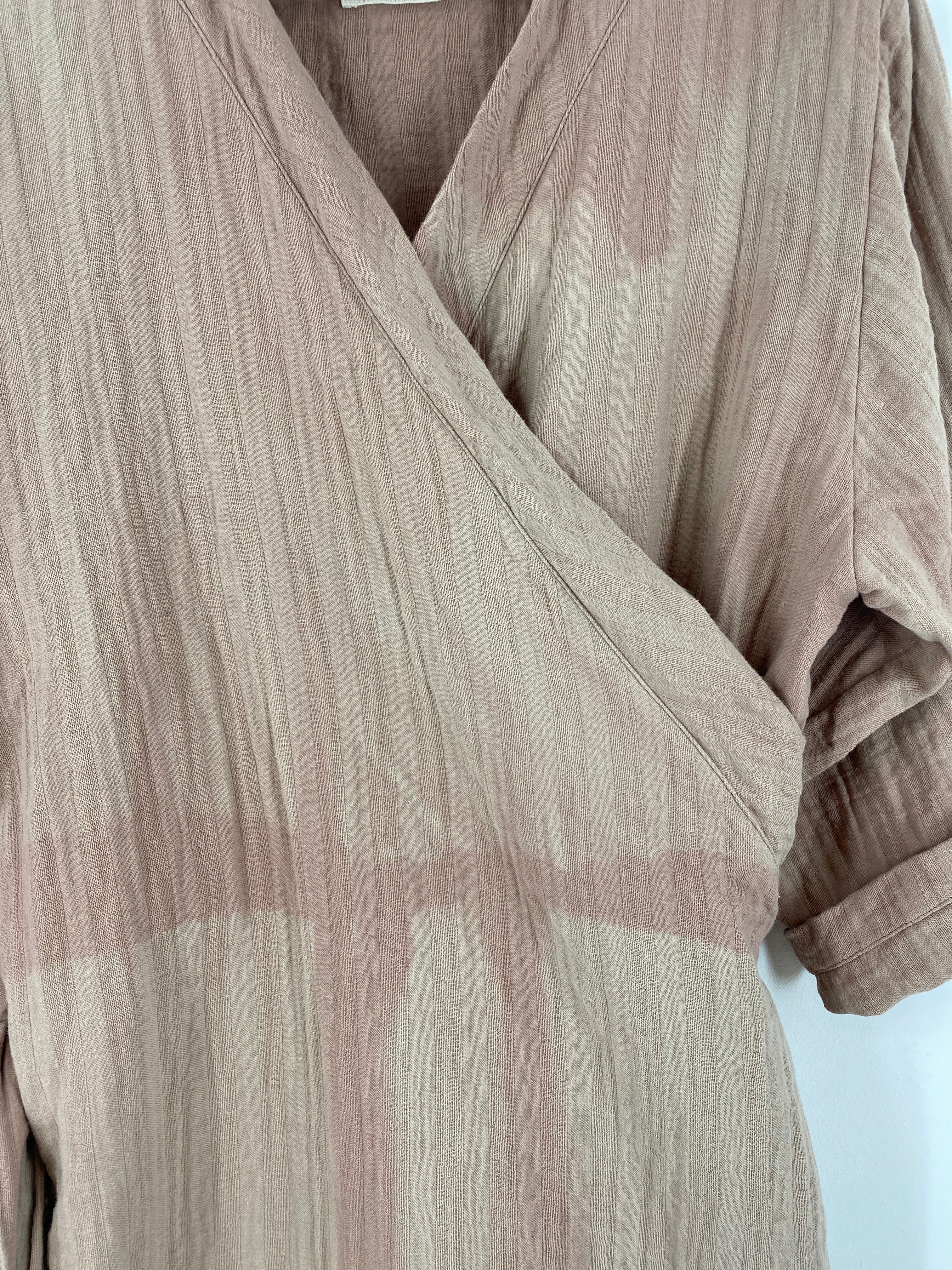 Kopie Frauen Wickelkleid Musselin Puder Gr S, ein leichtes, strukturiertes Kleid mit V-Ausschnitt, geripptem Gewebe und umgeschlagenen Ärmeln. Zustand: gut, jedoch mit ausgeblichenen Flecken.