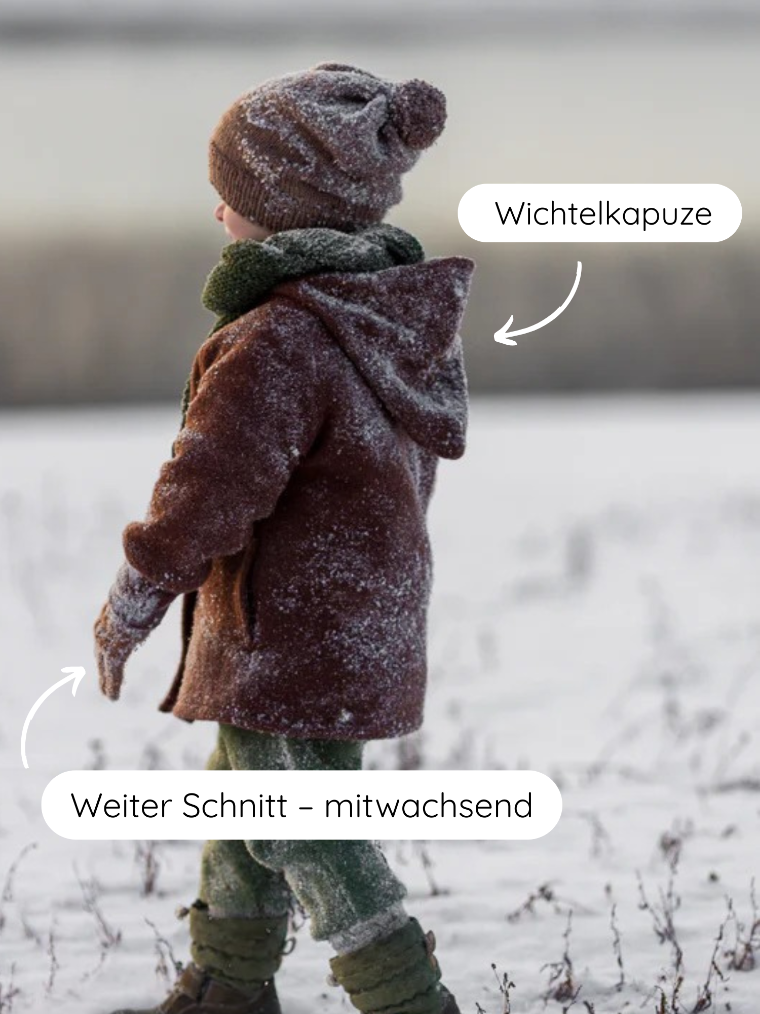 Kind im Winter Wichteljacke Wollwalk - Schoko mit spitzer Kapuze, passendem Mützen und Handschuhen, dunkelgrünem Schal, olivgrüner Hose und robusten Stiefeln, leicht mit Schnee bedeckt.