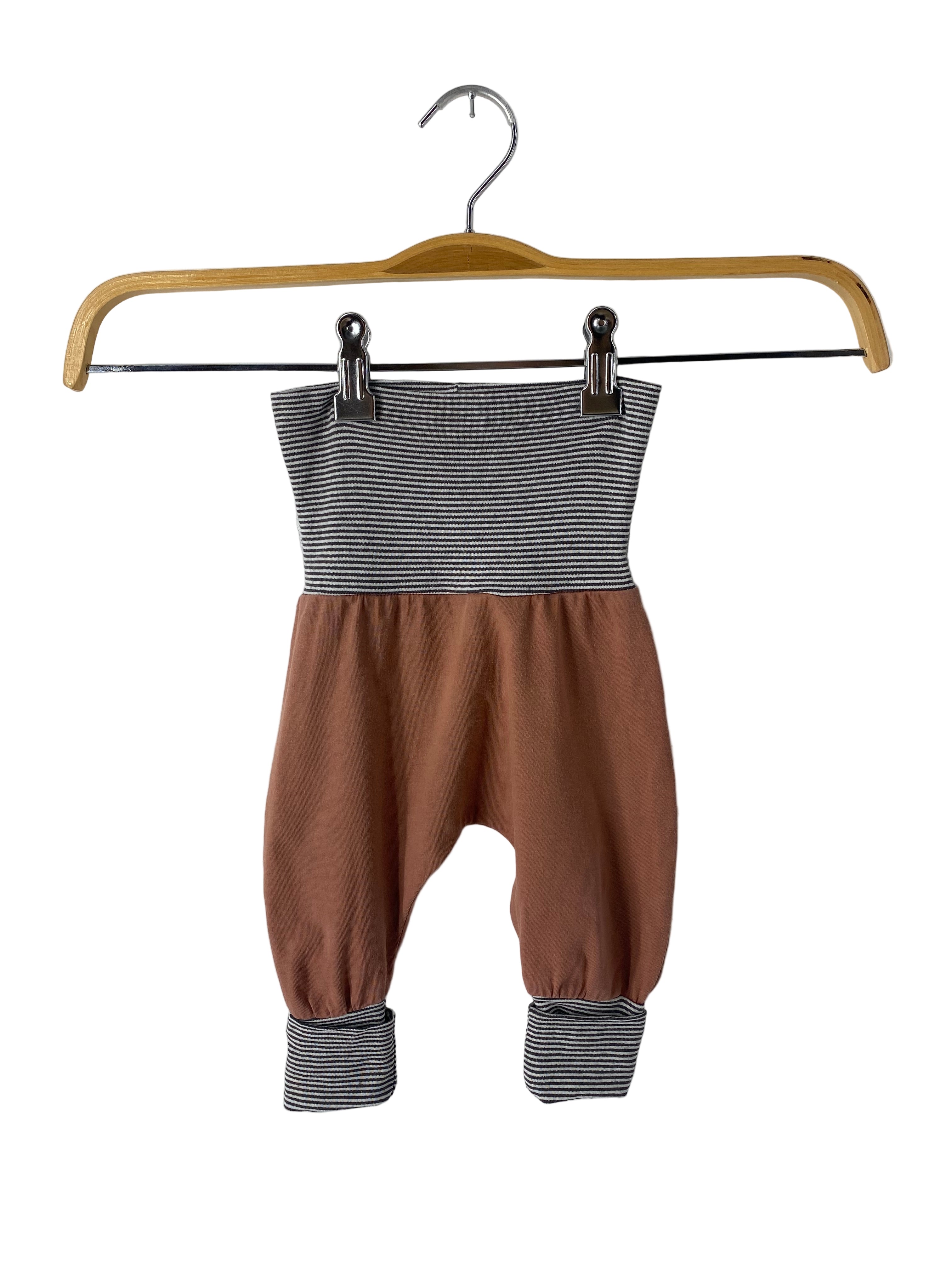 Kinder Haremshose Pulli Bio-Sweat Kurkuma Gr 1Y mit gestreiftem Bund und Manschetten, einfarbigem Körper. Zustand: gut. Hängt an einem Holzbügel mit Metallklammern.