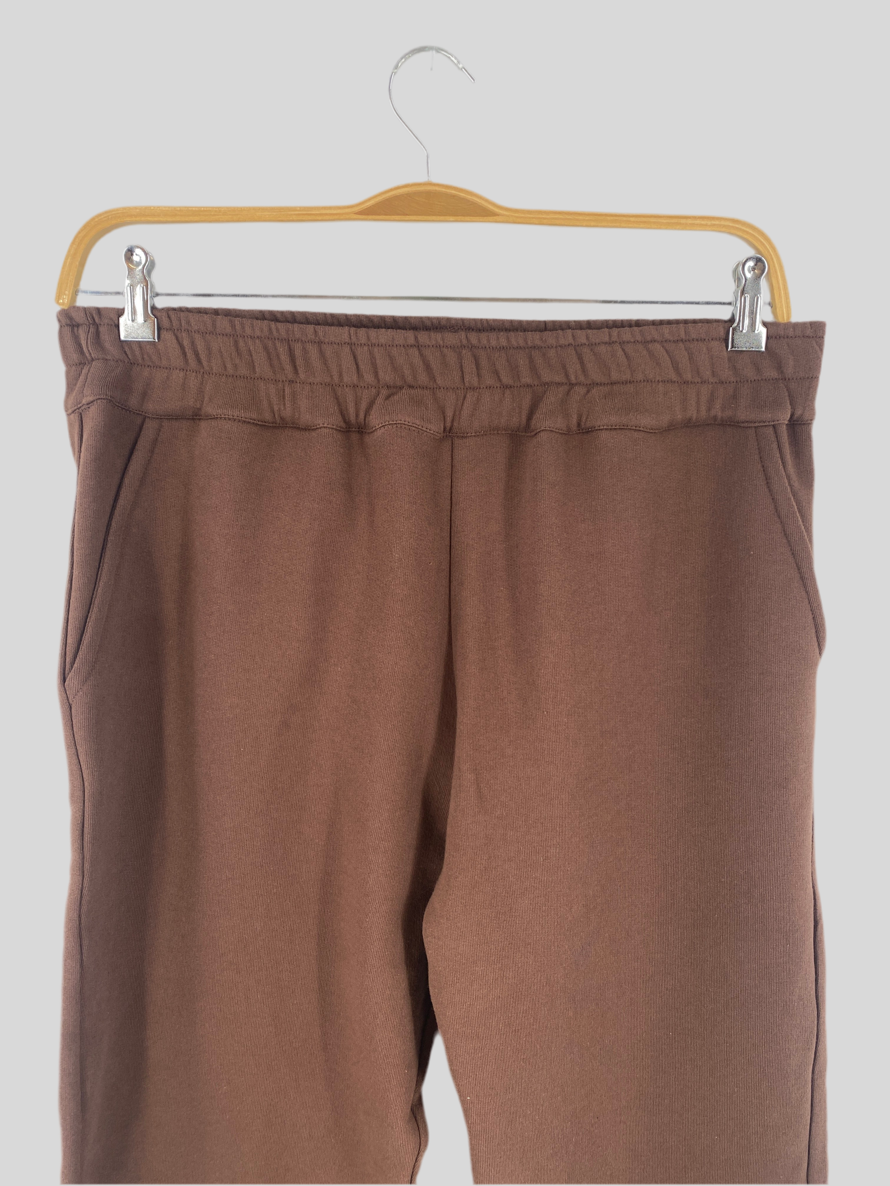 Braune Frauen Palazzohose Bio-Sweat Schoko Gr L, elastischer Bund, Seitentaschen, auf einem Holzkleiderbügel mit Metallclips hängend, Zustand: neu.