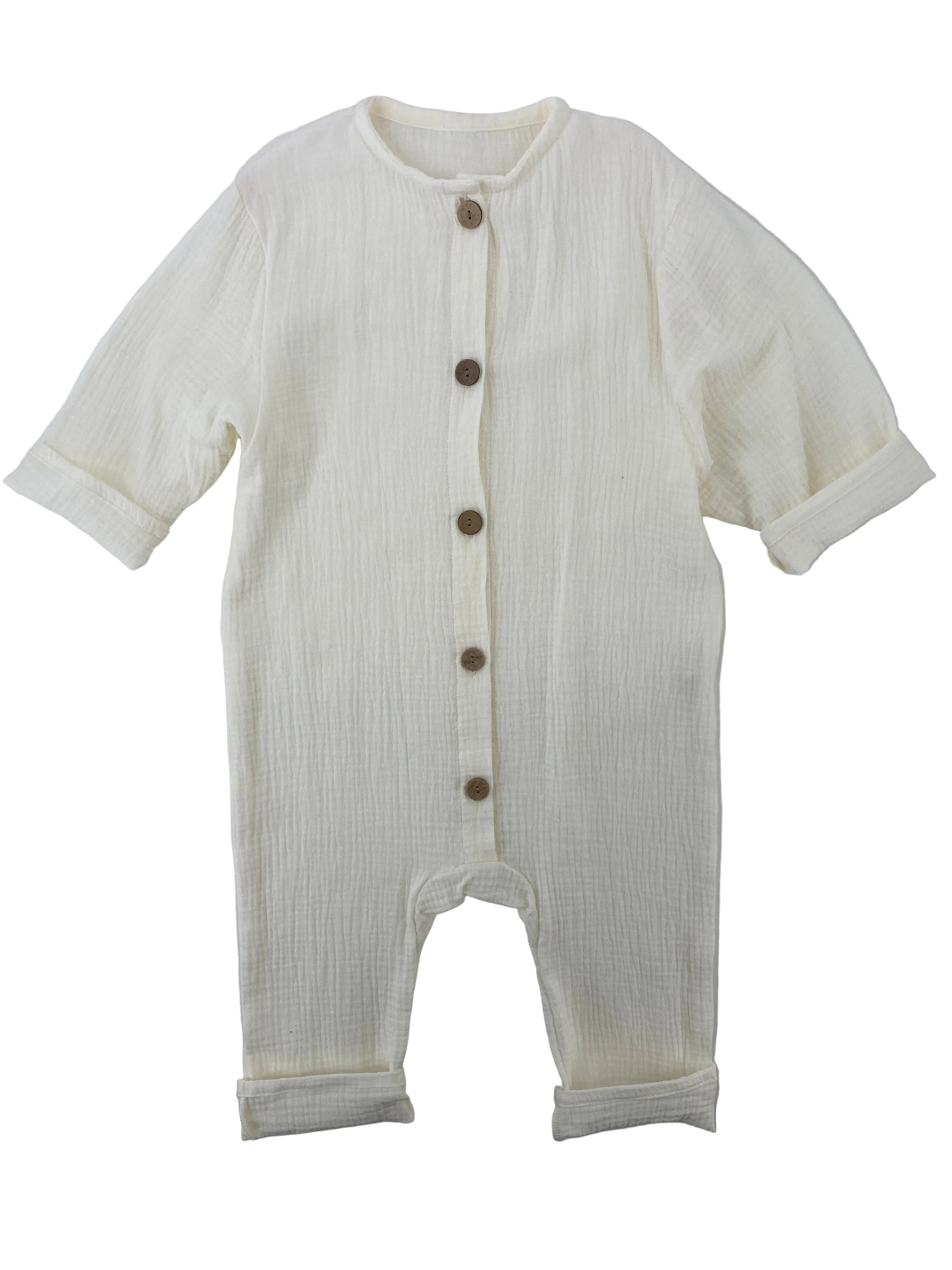 Mini Overall Musselin Natur Gr 2Y: Einteiliges Baby-Strampler aus leichtem, strukturiertem Musselin-Stoff mit langen Ärmeln und Beinen. Knopfleiste aus Holzoptik vorne. Zustand: neu.