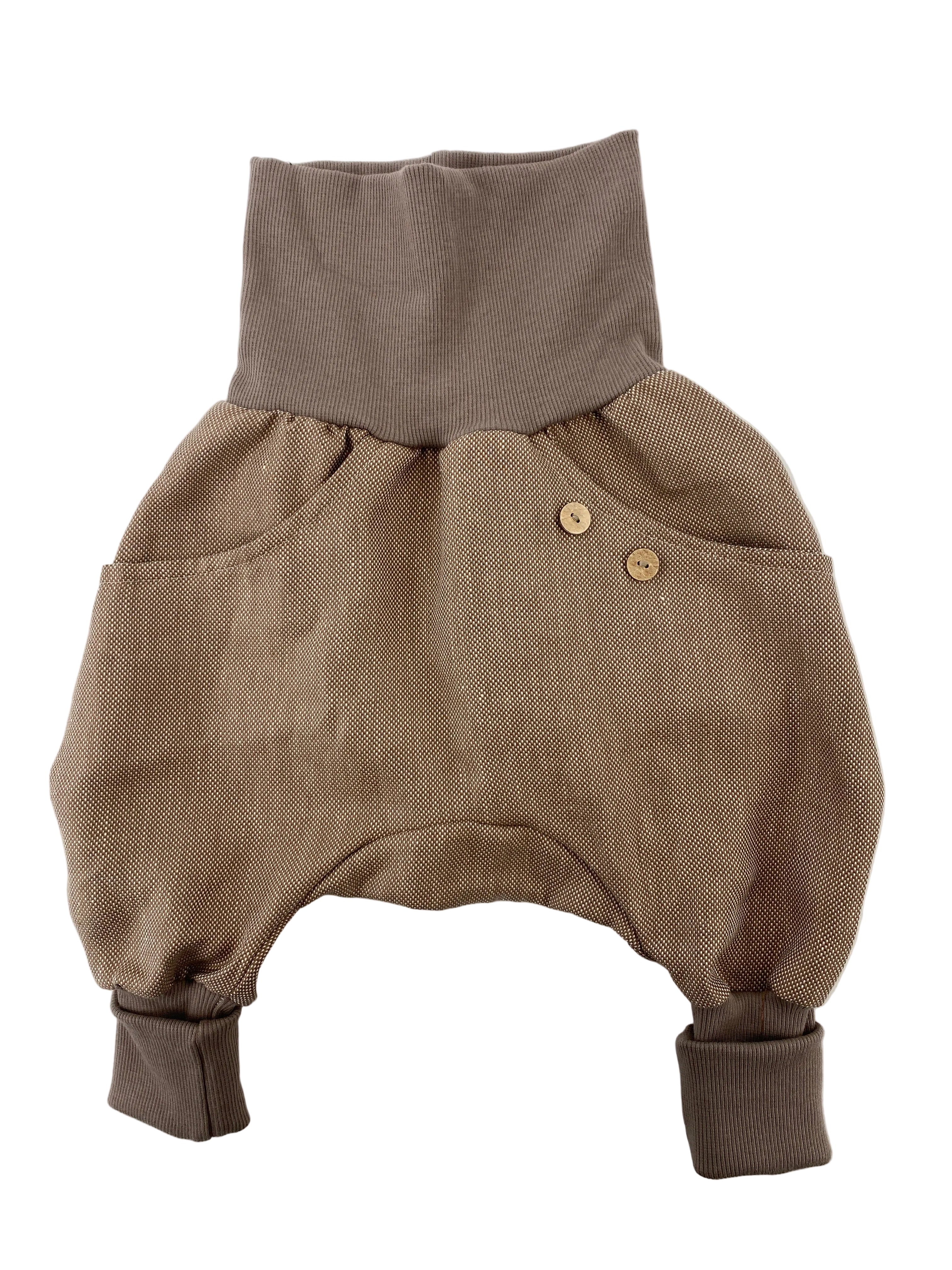 (Kopie) Knickerbocker Kreuzköper Schlamm Gr 1Y: Baby-/Kleinkind-Haremshose aus strukturiertem Stoff mit breitem, geripptem Bund und Bündchen, zwei Fronttaschen und zwei dekorativen Knöpfen vorne.