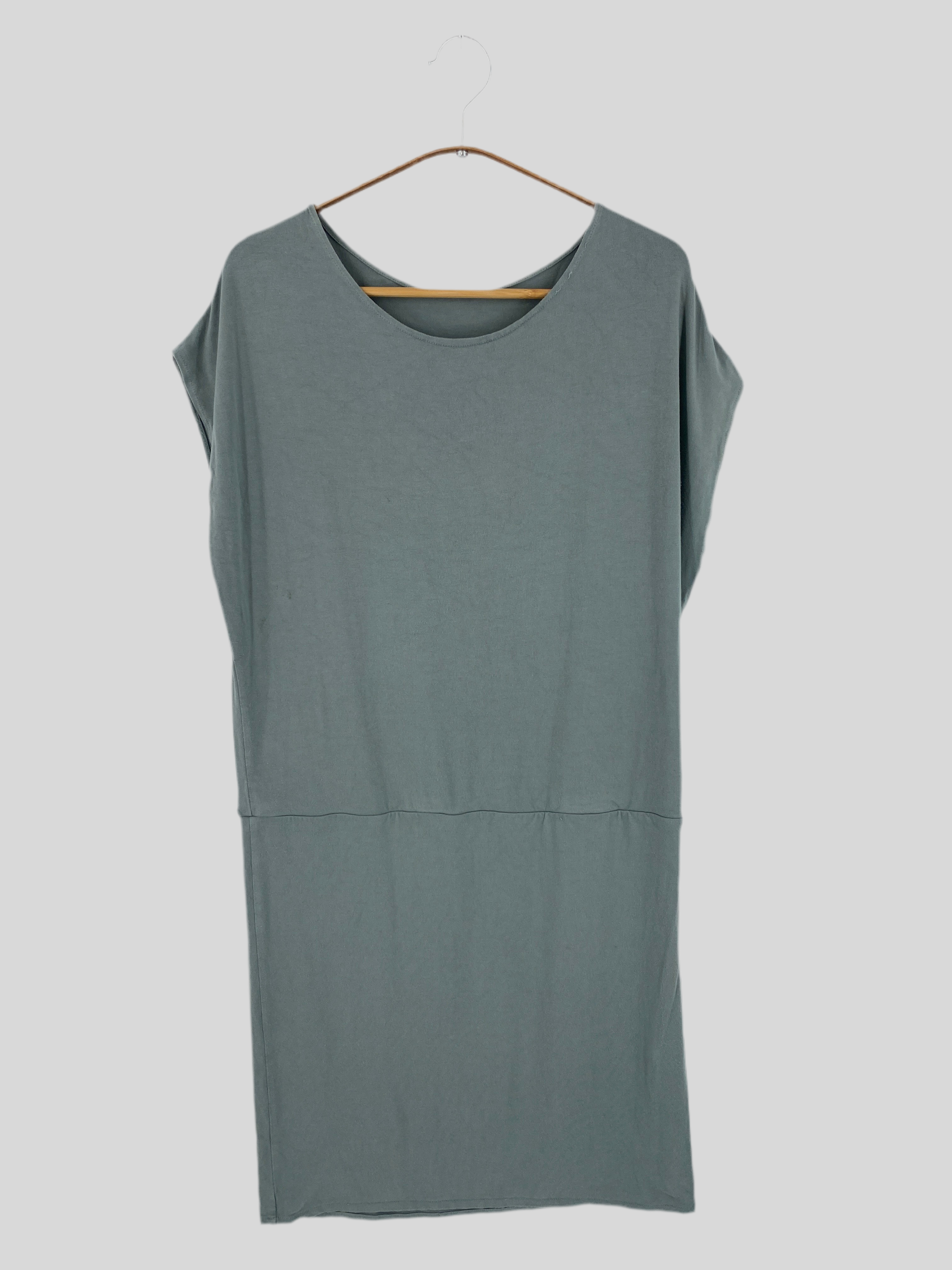 Kleid Bio-Jersey helles Blau Gr S: Ein schlichtes, lässiges Damenkleid mit Rundhalsausschnitt, kurzen Kappärmeln und einer leichten Blouson-Taille. Der Rock ist wadenlang und gerade geschnitten.