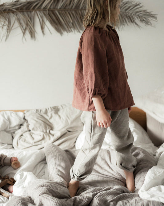 Blüschen Bio-Musselin - Zimt aus weichem, atmungsaktivem Musselin. Das handgefertigte Oberteil hat einen mitwachsenden Schnitt, der als Kleid und später als ¾-Arm-Bluse getragen werden kann.