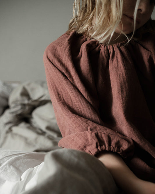 Blüschen Bio-Musselin - Zimt: Handgefertigtes Oberteil aus weichem, atmungsaktivem Musselin, ideal für Kinder. Mitwachsender Schnitt, anfangs als Kleid, später als ¾ Arm Bluse tragbar.