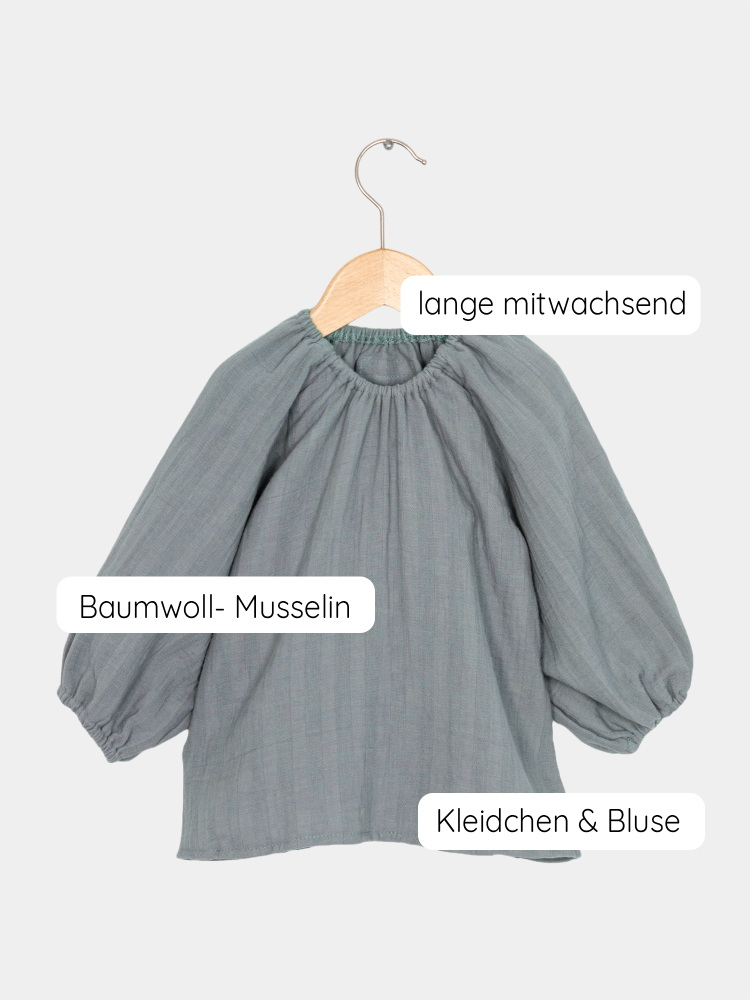 Blüschen Musselin - Eisblau: Handgefertigtes Kinderoberteil aus weichem Musselin, unkompliziertes Design mit mitwachsendem Schnitt, für verschiedene Jahreszeiten geeignet, gefertigt in Berliner Atelier.