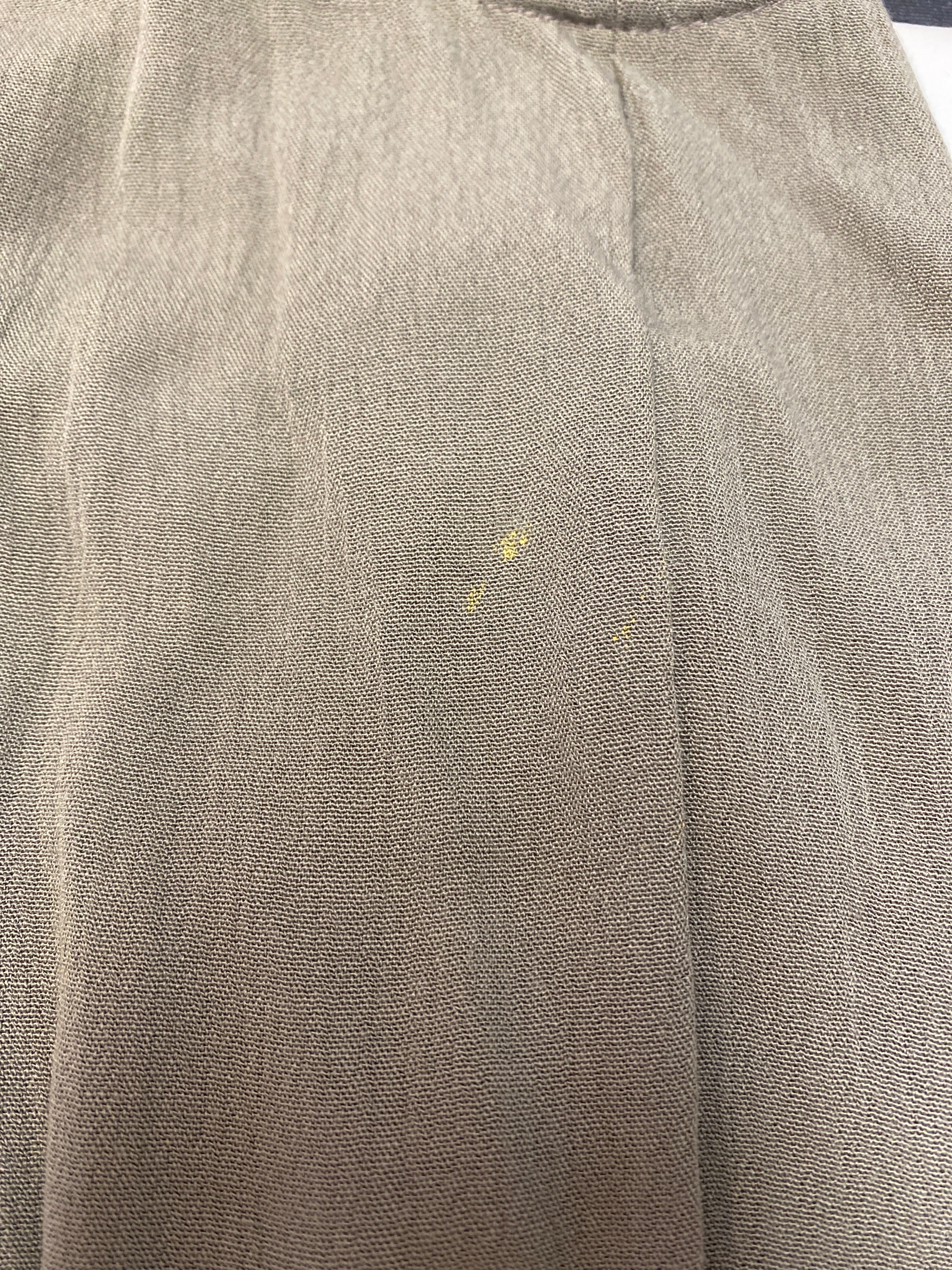 Kurze Latzhose zum Binden Viskose Maus Gr. 3M, zeigt ein feines Muster auf dem Stoff. Die Nahaufnahme hebt die Textur hervor, während der Zustand als neu beschrieben wird, mit einem kleinen Fleck hinten.