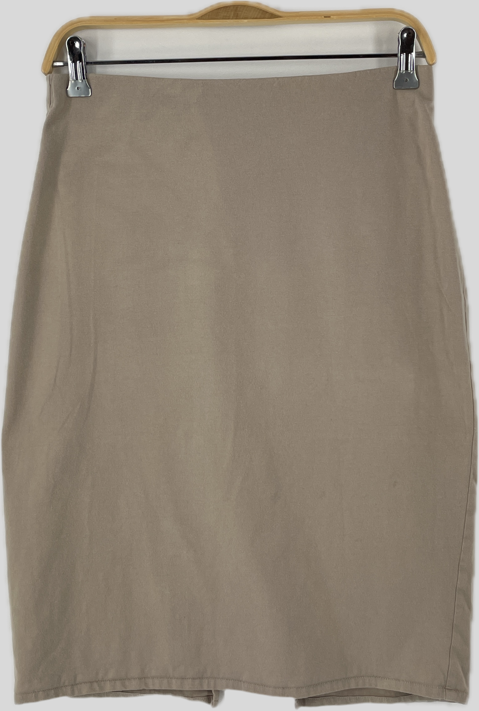 Frauen Bleistiftrock Jersey Stein Gr. S, knielang und gerade geschnitten, leicht verfärbt, mit Rückenschlitz, präsentiert auf einem Holzkleiderbügel mit Metallklammern.