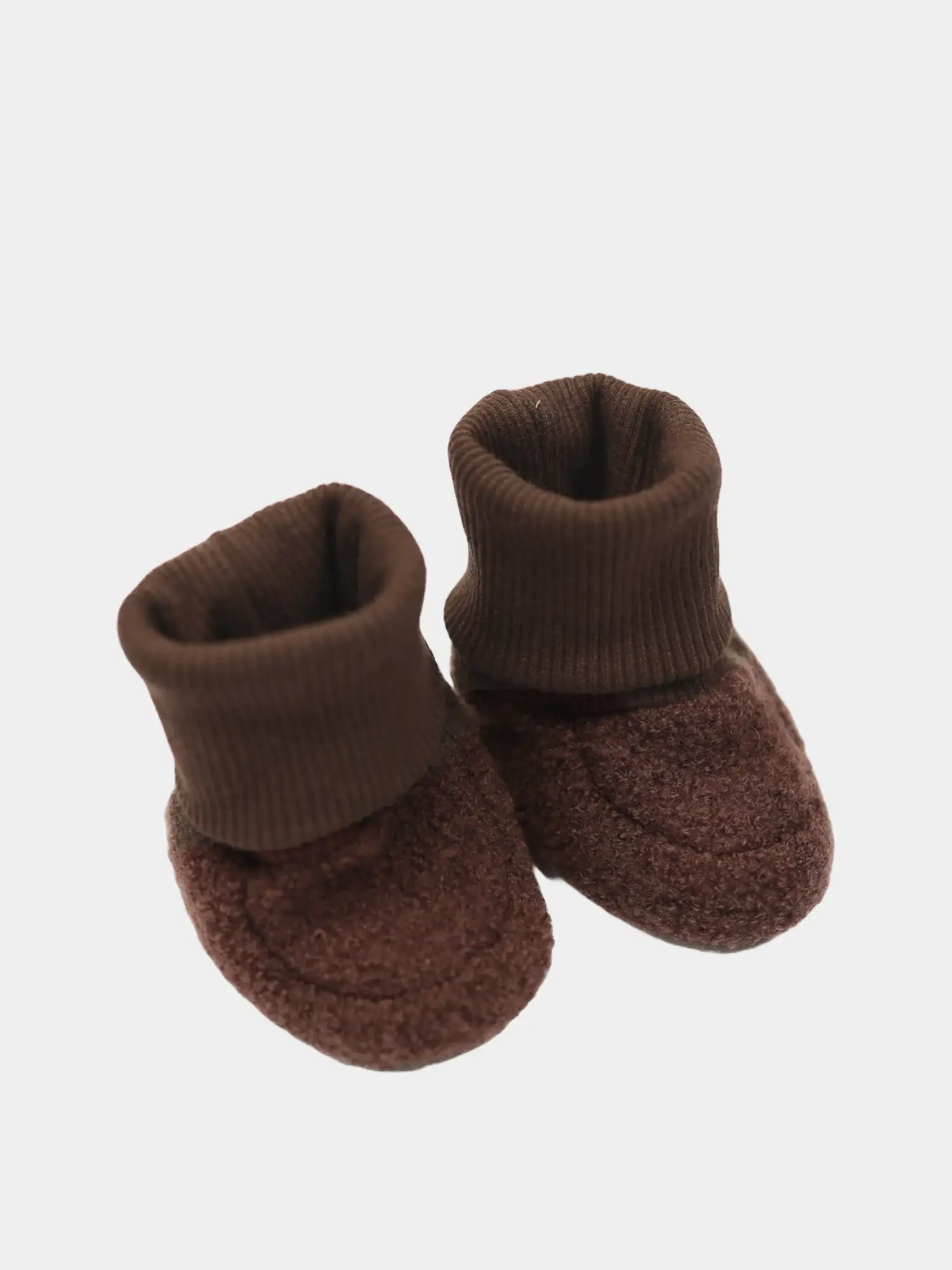 Babybooties Wollwalk - Schoko zeigen kleine, schokoladenbraune Fleece-Babybooties mit elastischen, gerippten Bündchen, ideal für Wärme und Komfort. Handgenäht in Berlin, perfekt kombinierbar mit Wollwalkanzügen und -jacken.