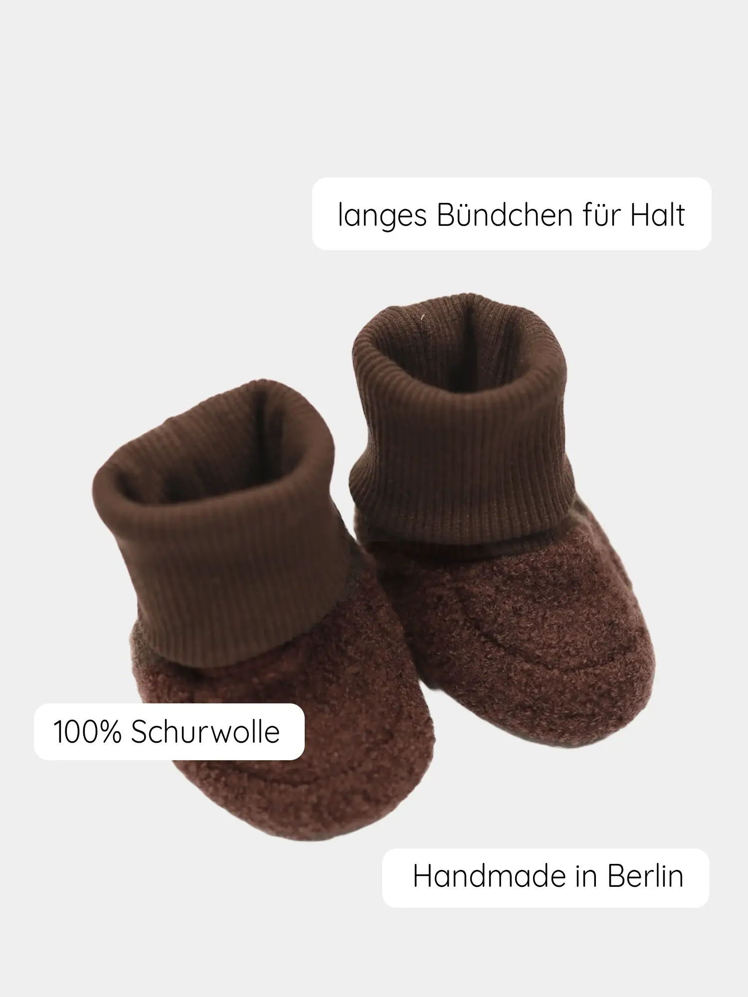 Babybooties Wollwalk - Schoko zeigen handgemachte Wollbooties mit langen, gerippten Bündchen für Halt. Aus 100% Schurwolle, handgefertigt in Berlin, bieten sie Wärme und Schutz vor Feuchtigkeit.