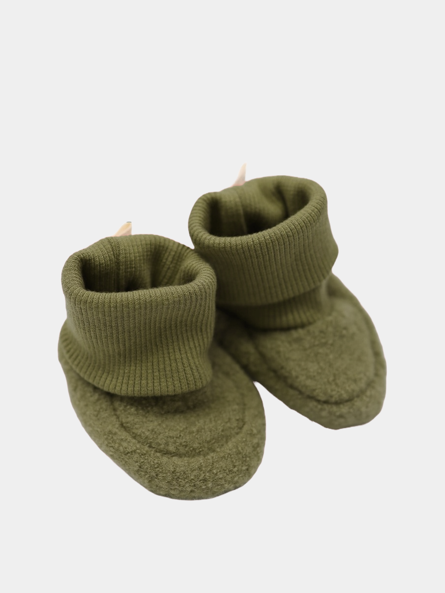 Babybooties Wollwalk - Pistazie aus gewalkter Schurwolle mit elastischen Bündchen, handgenäht im Berliner Atelier, bieten Wärme und Schutz für kleine Füße.