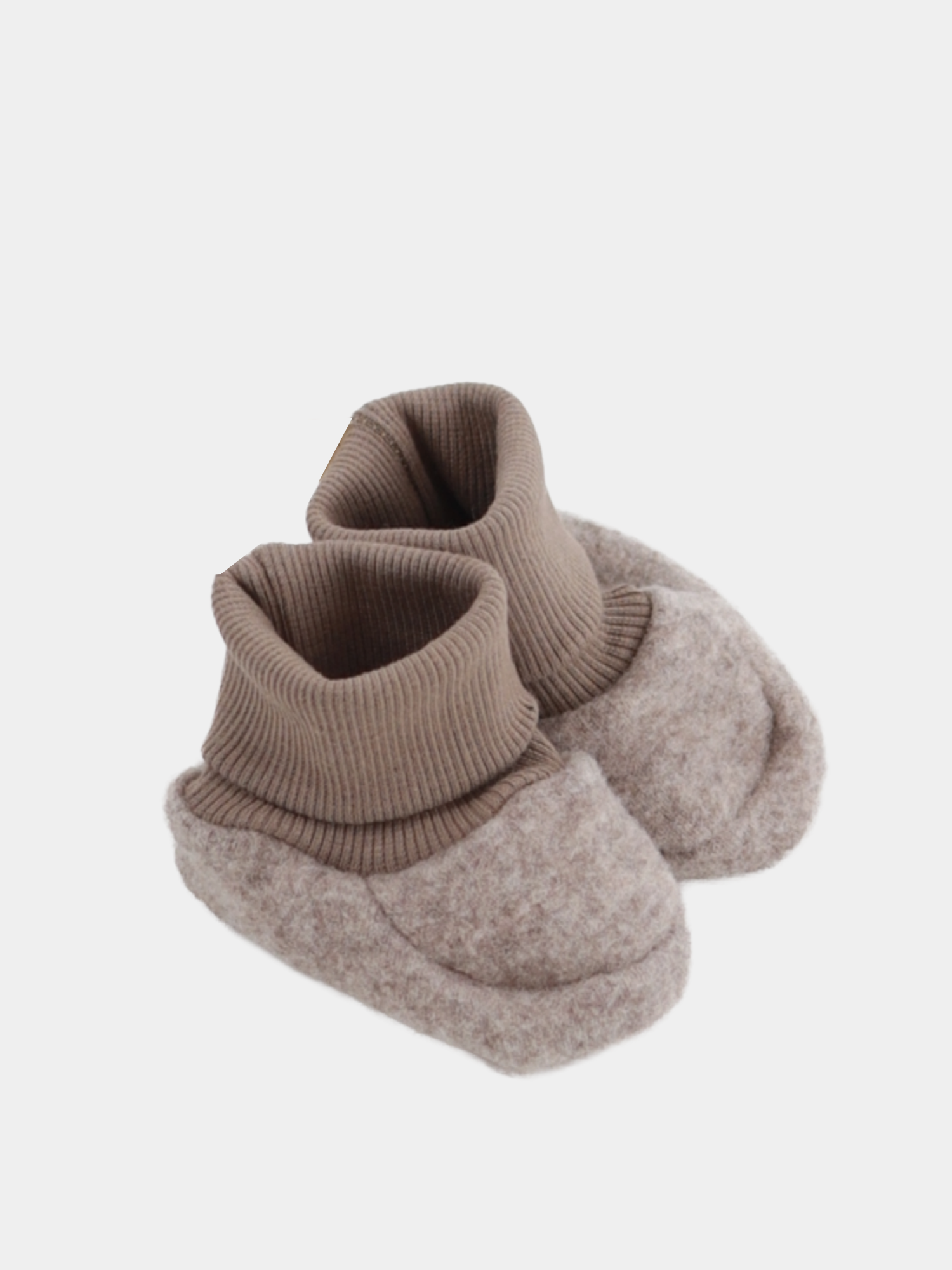 Babybooties Merino Wollfleece - Hafer: Kuschelige, slip-on Hausschuhe aus weichem Merino-Wollfleece mit geripptem Strickbündchen am Knöchel, ideal für warme, atmungsaktive Fußumgebung und sicheren Halt.
