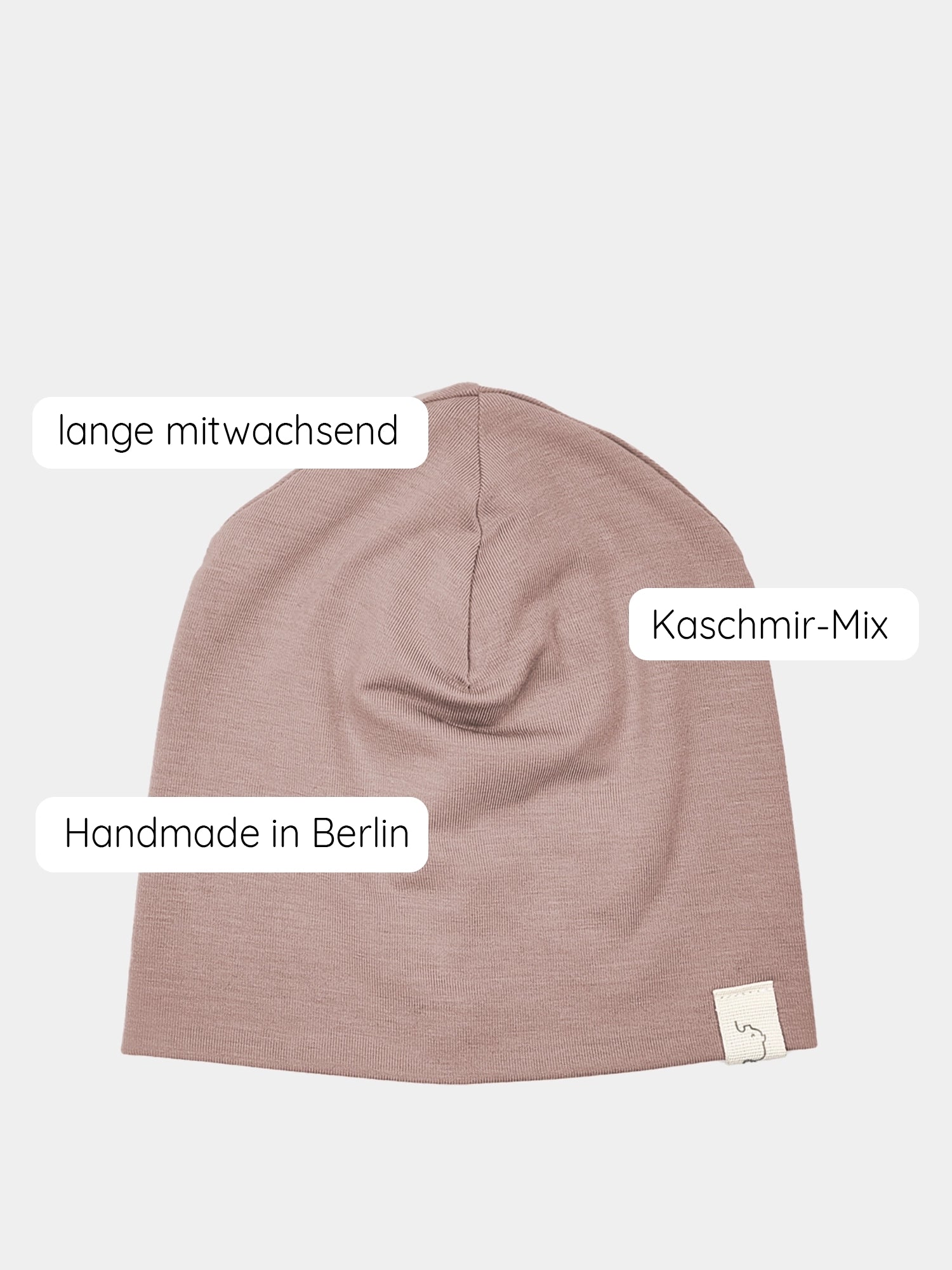 Nahaufnahme der Beanie Kaschmir-Mix - Puder, die weiche Textur und feine Verarbeitung betont. Ideal für kühle Tage, passt sie unter Helme und Kapuzen und bietet luxuriösen Komfort für alle.