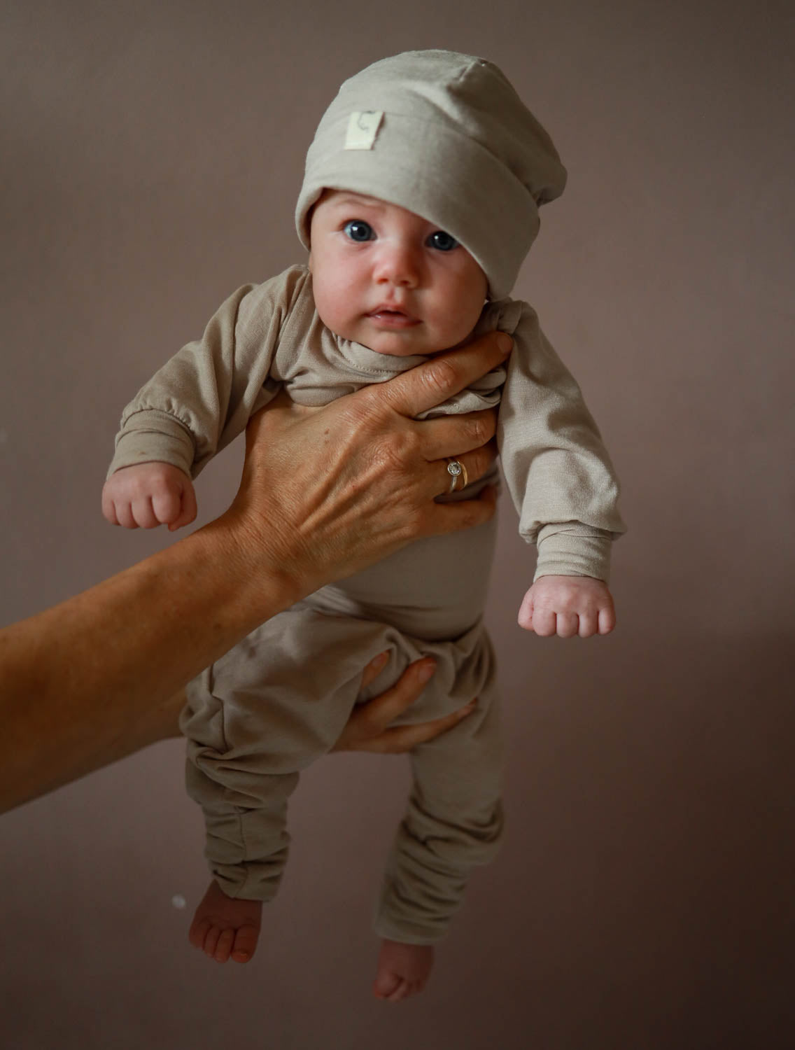 Beanie Kaschmir-Mix - Sand, eine weiche, handgemachte Beanie-Mütze, ideal für alle Jahreszeiten. Aus luxuriösem Kaschmir-Micromodal-Mix, schützt sie den Kopf angenehm ohne zu drücken oder zu kratzen.