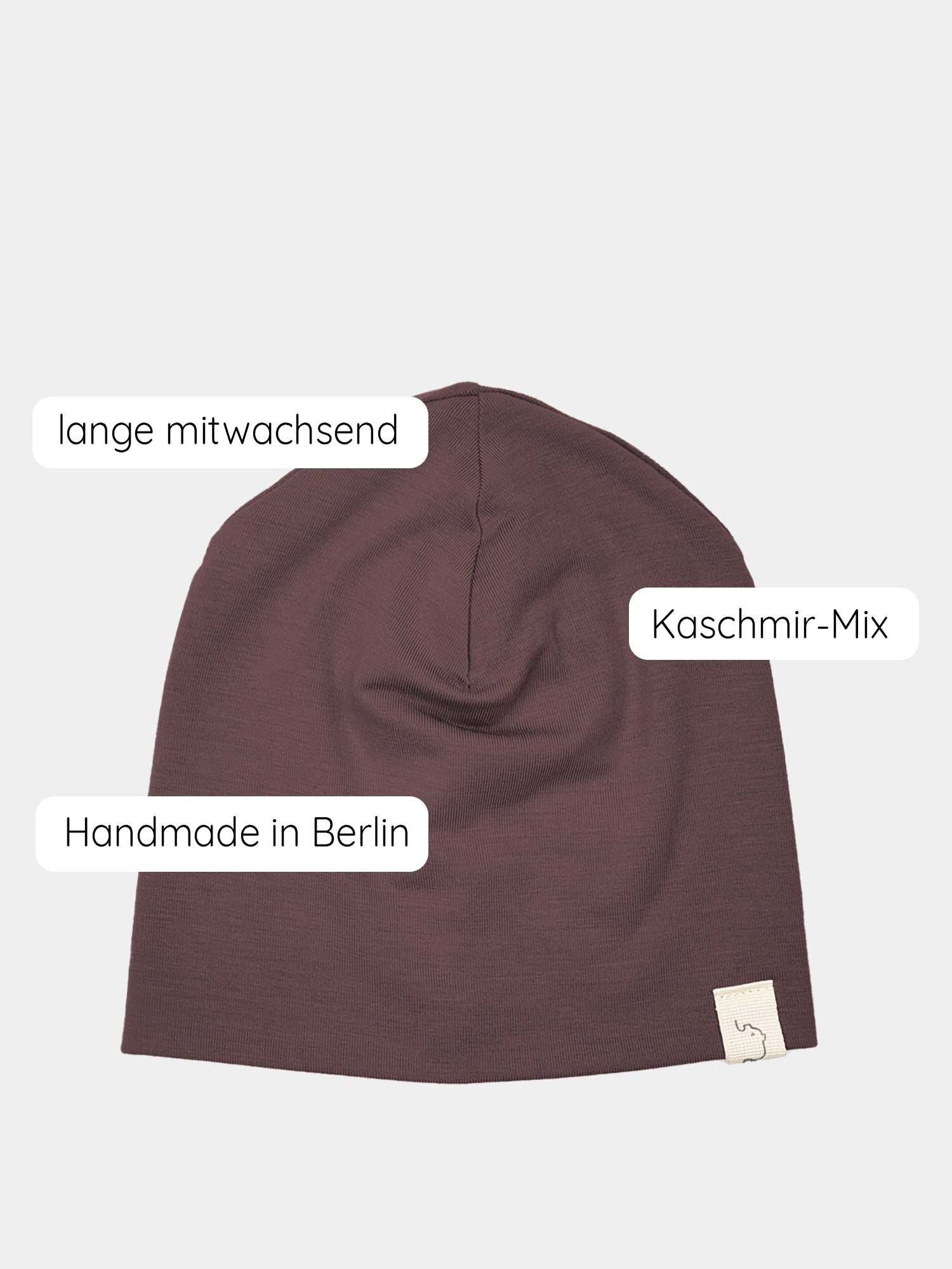 Beanie Kaschmir-Mix - Malve: Nahaufnahme einer weichen Beanie aus Kaschmir-Micromodal-Mix, ideal für kühlere Tage, handgemacht in Berlin, mit einem dezenten Logo und feiner Verarbeitung.
