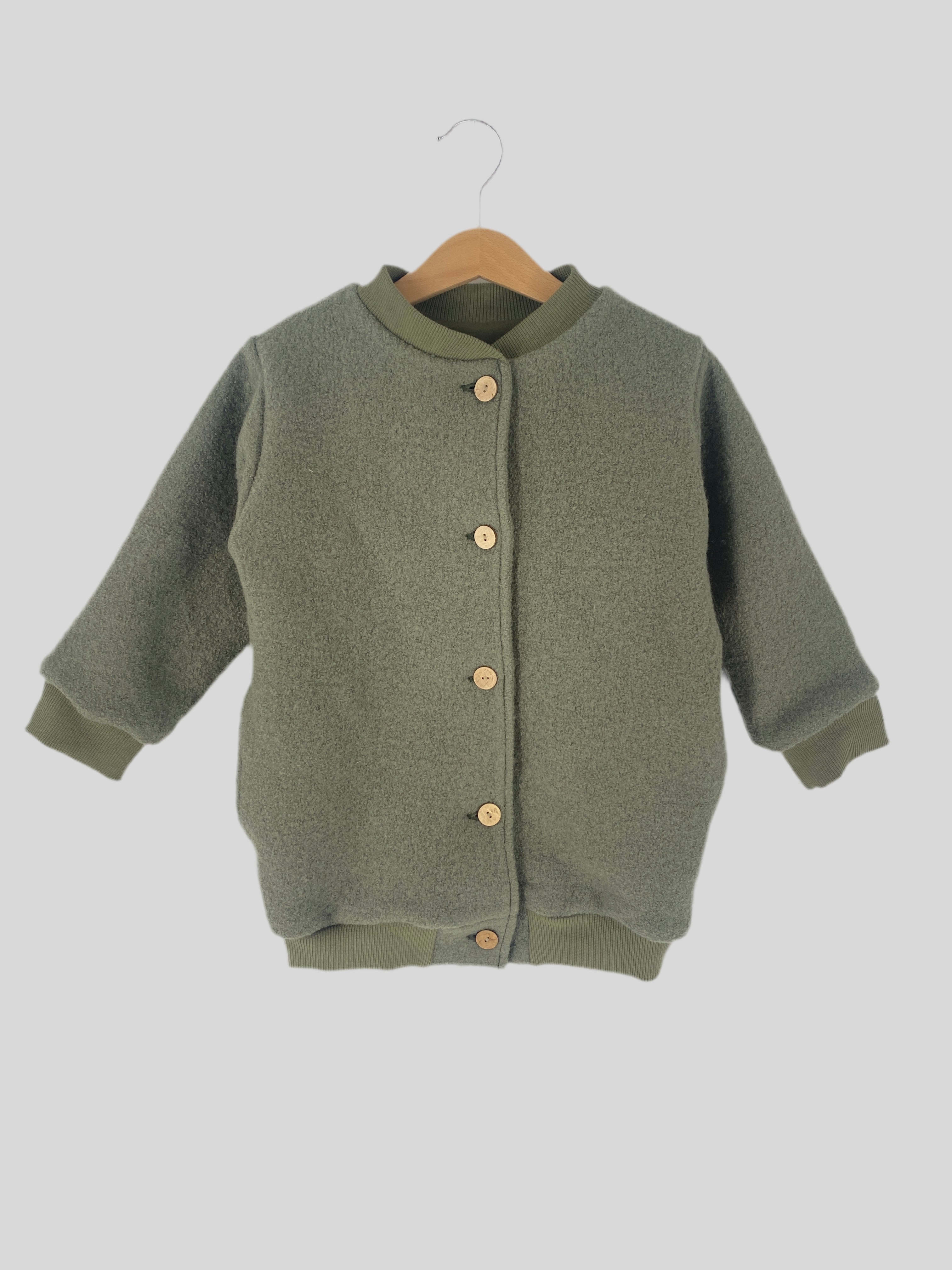 Bomberjacke Wolljacke Pistazie Gr. 4/5Y mit Ärmellänge für Gr. 3Y; Zustand: neu. Zeigt eine stilvolle, robuste Jacke, ideal für Kinder, mit klaren Schnittlinien und hochwertigem Material.